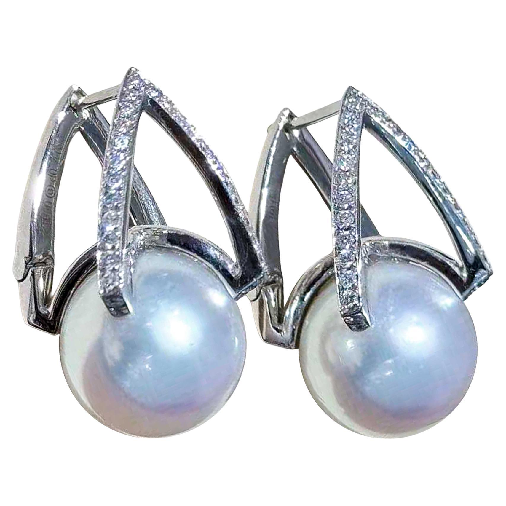 【Sculpted Geometry】PSL Venus zertifiziert 12.1mm Südsee Perle & Diamant Ohrringe im Angebot