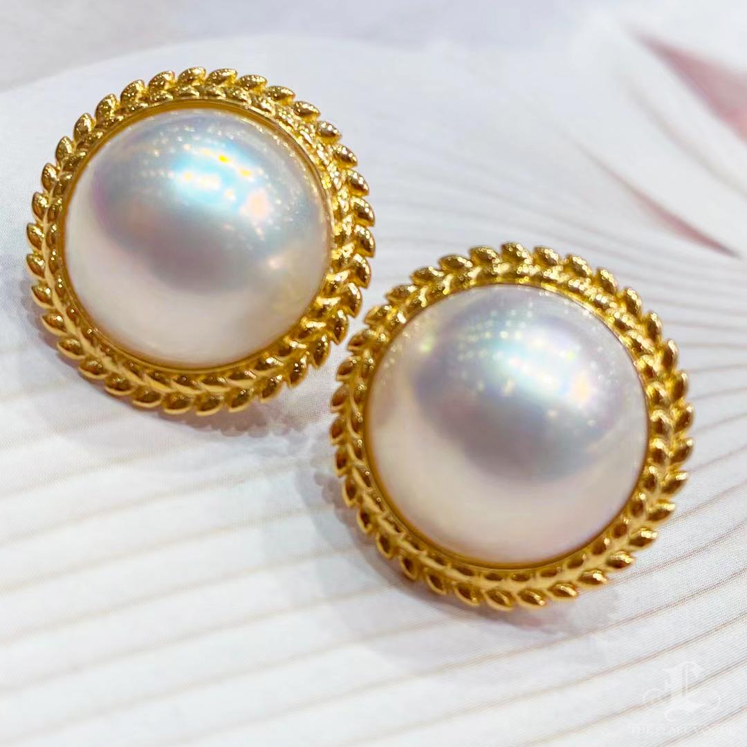 【Geometria scolpita】Orecchini di perle Mabe da 15-16 mm con torsione a raggiera In condizioni Nuovo in vendita a New York, NY