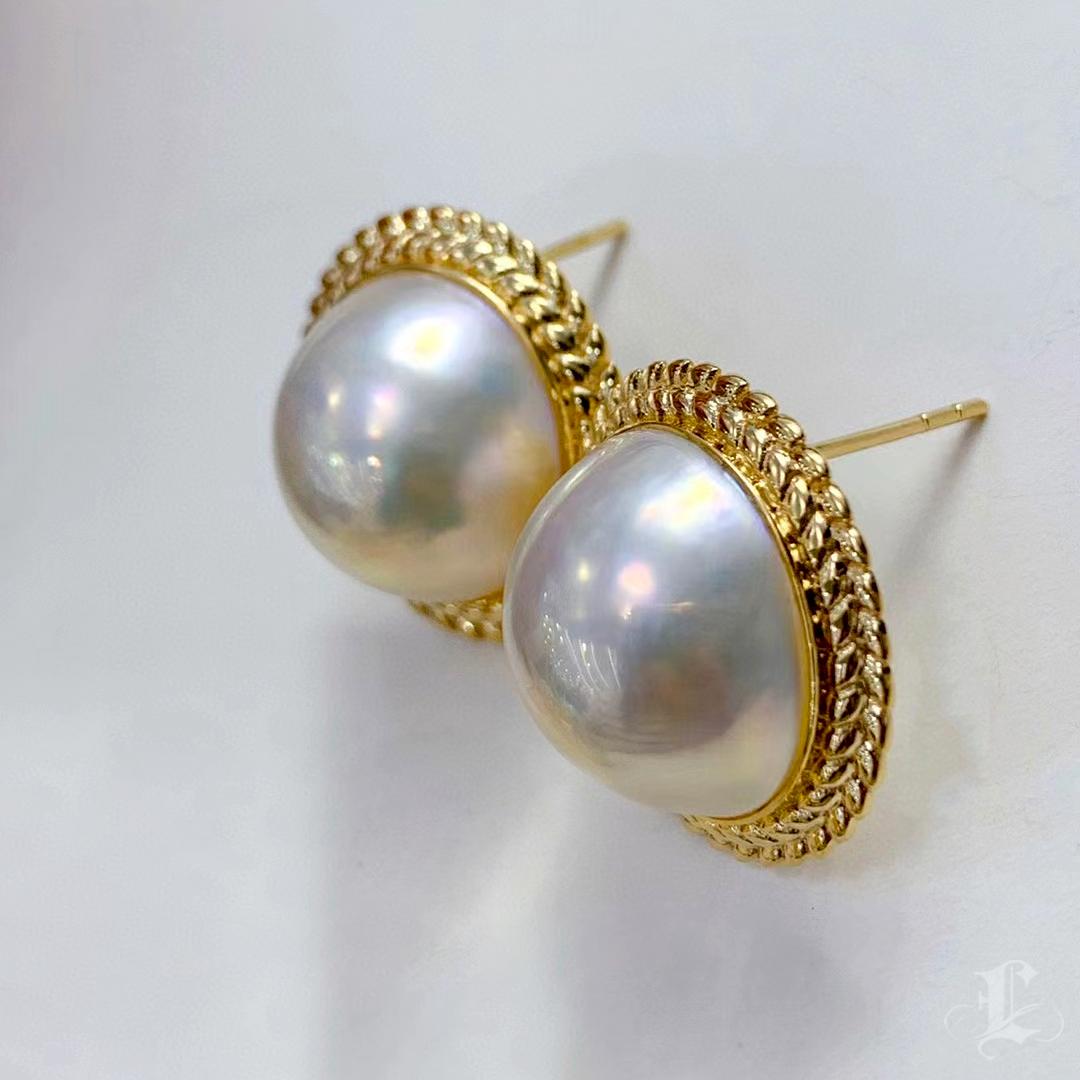 【Geometria scolpita】Orecchini di perle Mabe da 15-16 mm con torsione a raggiera in vendita 1