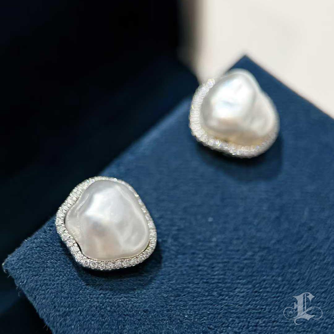 【Sculpted Geometry】【Sculpted Geometry】Aurora Keshi South Sea Pearl Diamond Stud Neuf - En vente à New York, NY