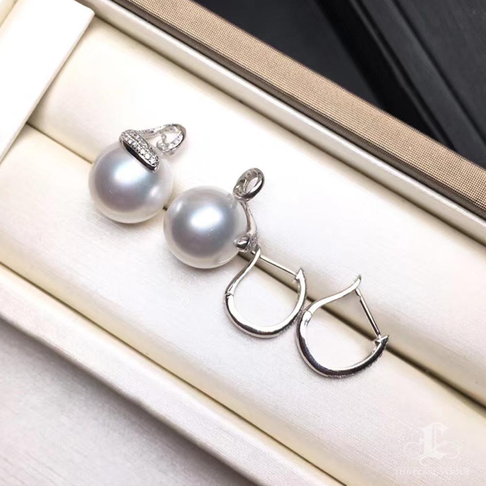 Donna 【Geometria scolpita】 Orecchini convertibili con diamanti e perle dei mari del sud in vendita