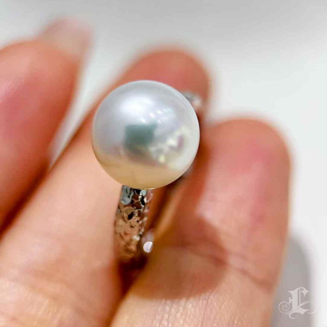 【Sculpted Geometry】South Sea Pearl Mirror-Hammered Ring en vente 5