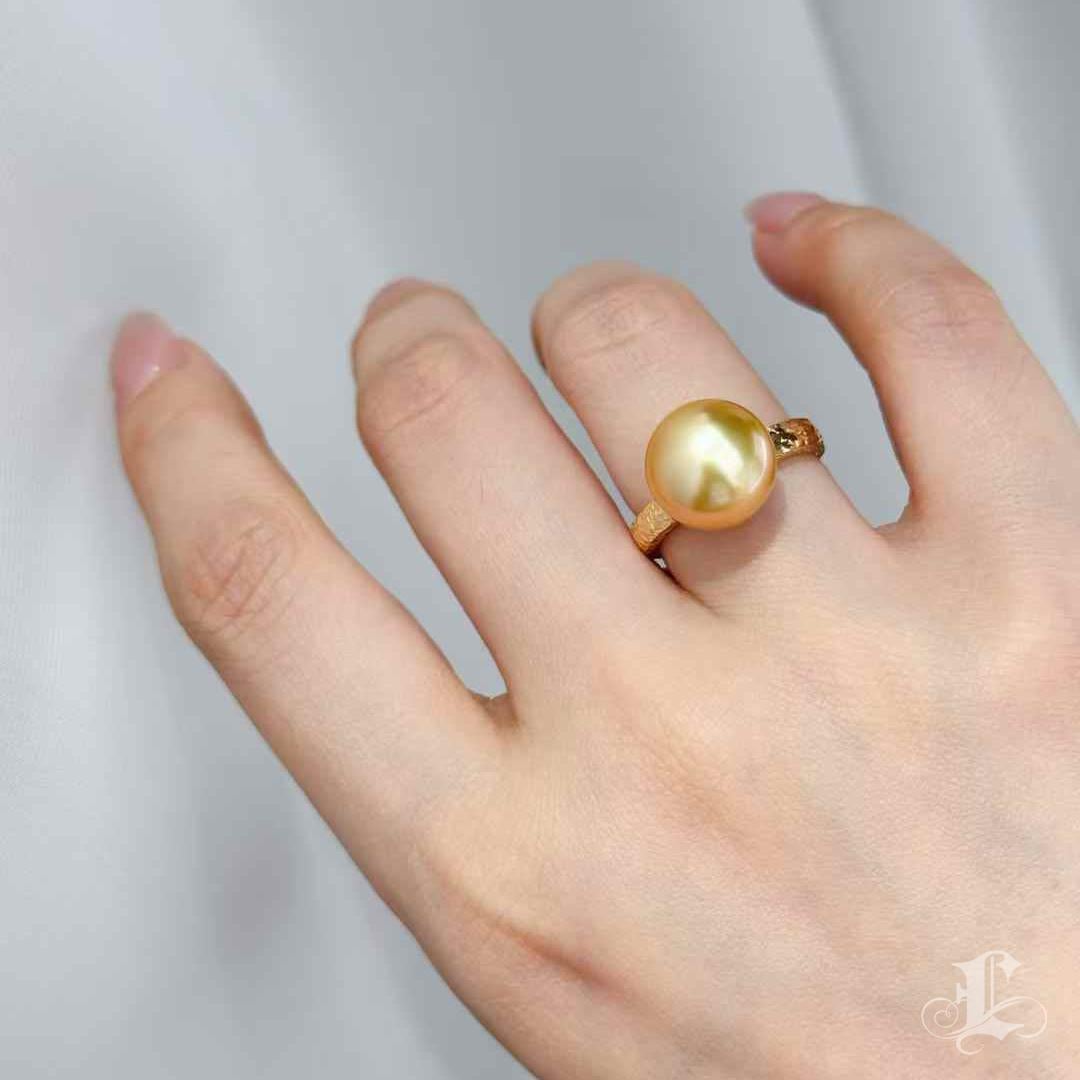 Non taillé 【Sculpted Geometry】South Sea Pearl Mirror-Hammered Ring en vente