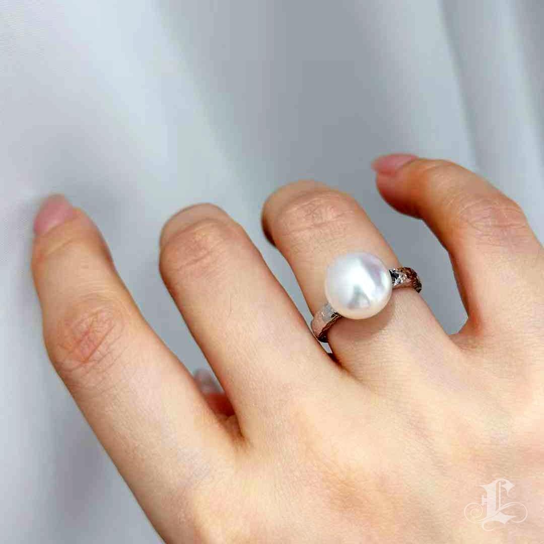 【Sculpted Geometry】South Sea Pearl Mirror-Hammered Ring Neuf - En vente à New York, NY