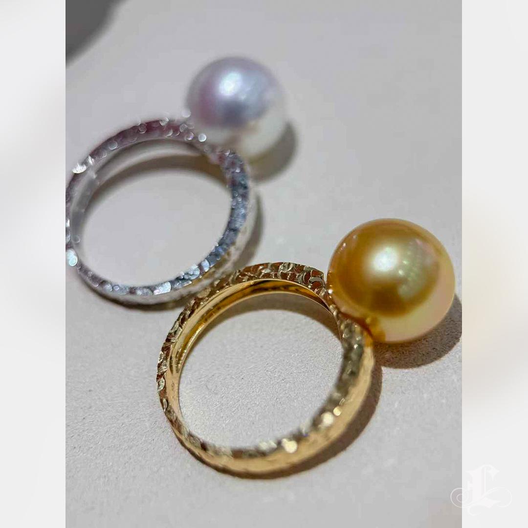 【Sculpted Geometry】South Sea Pearl Mirror-Hammered Ring Pour femmes en vente