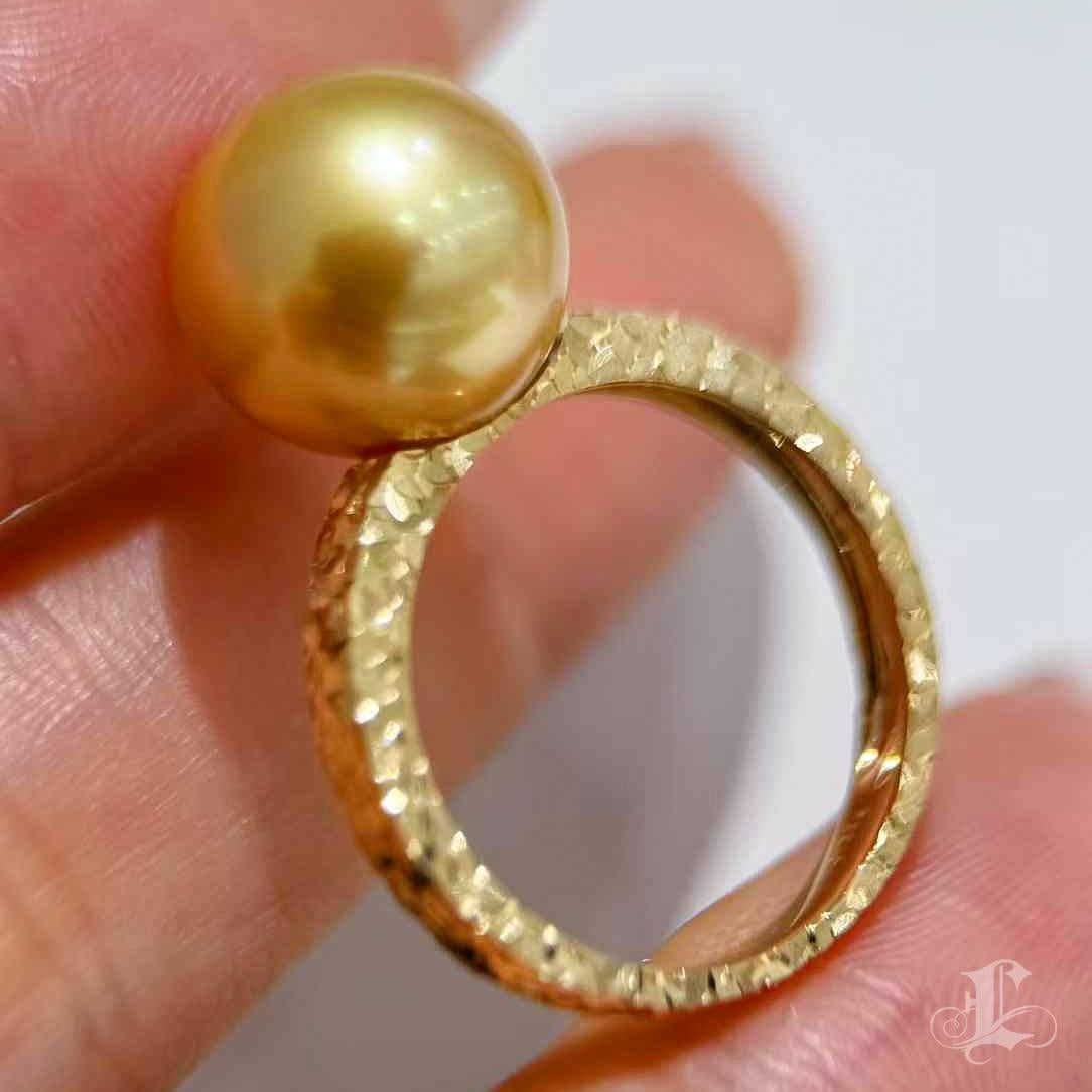 【Sculpted Geometry】South Sea Pearl Mirror-Hammered Ring en vente 1