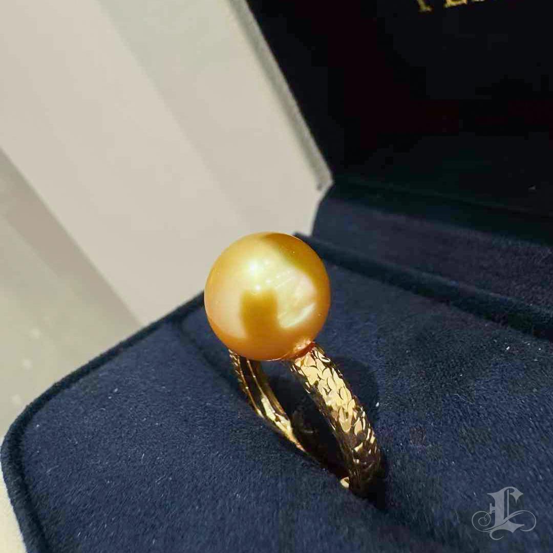 【Sculpted Geometry】South Sea Pearl Mirror-Hammered Ring en vente 3