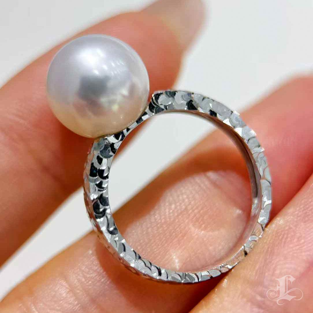 【Sculpted Geometry】South Sea Pearl Mirror-Hammered Ring en vente 4