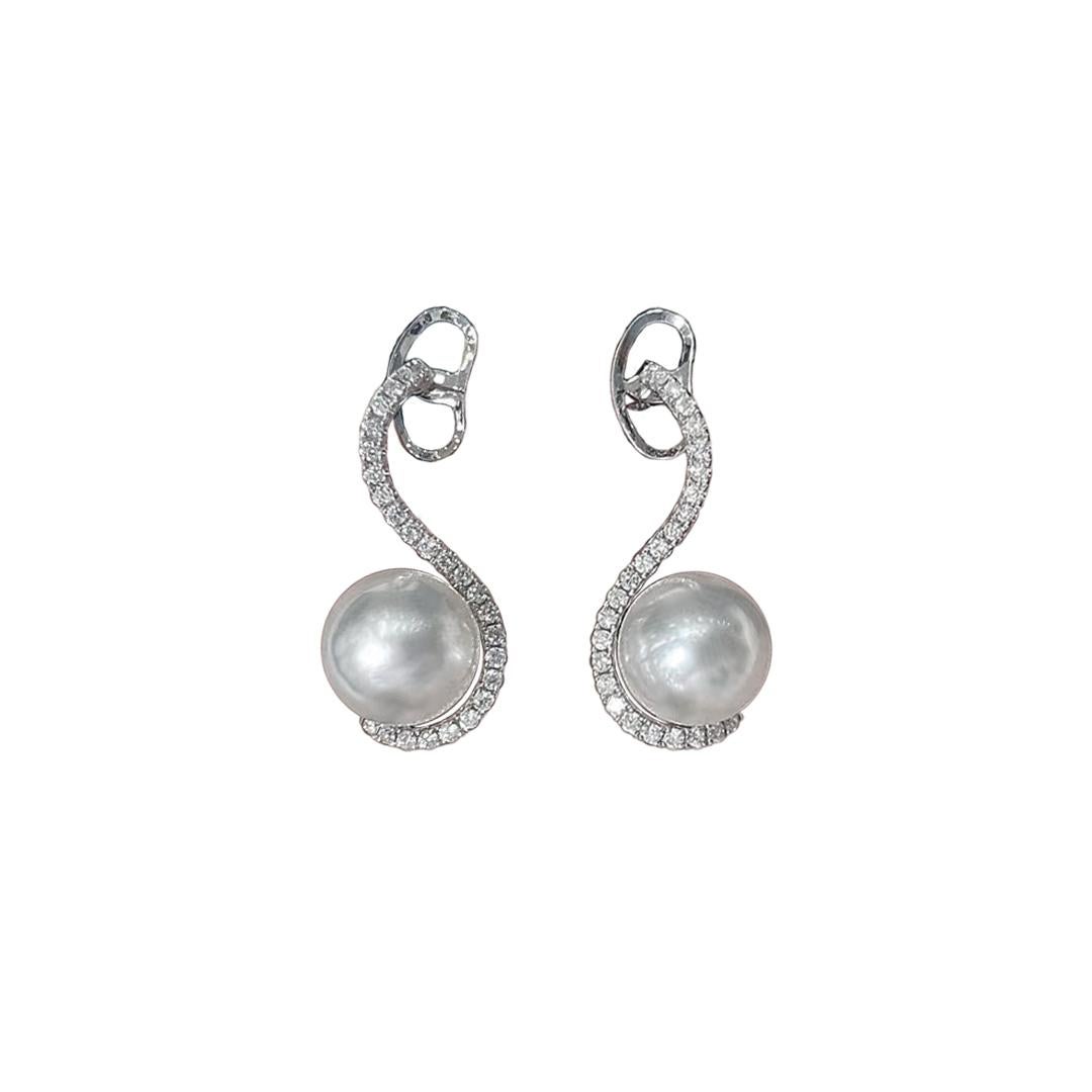 【Sculpted Geometry】Boucles d'oreilles Swan Curve Perle de mer du Sud Diamant en vente 3