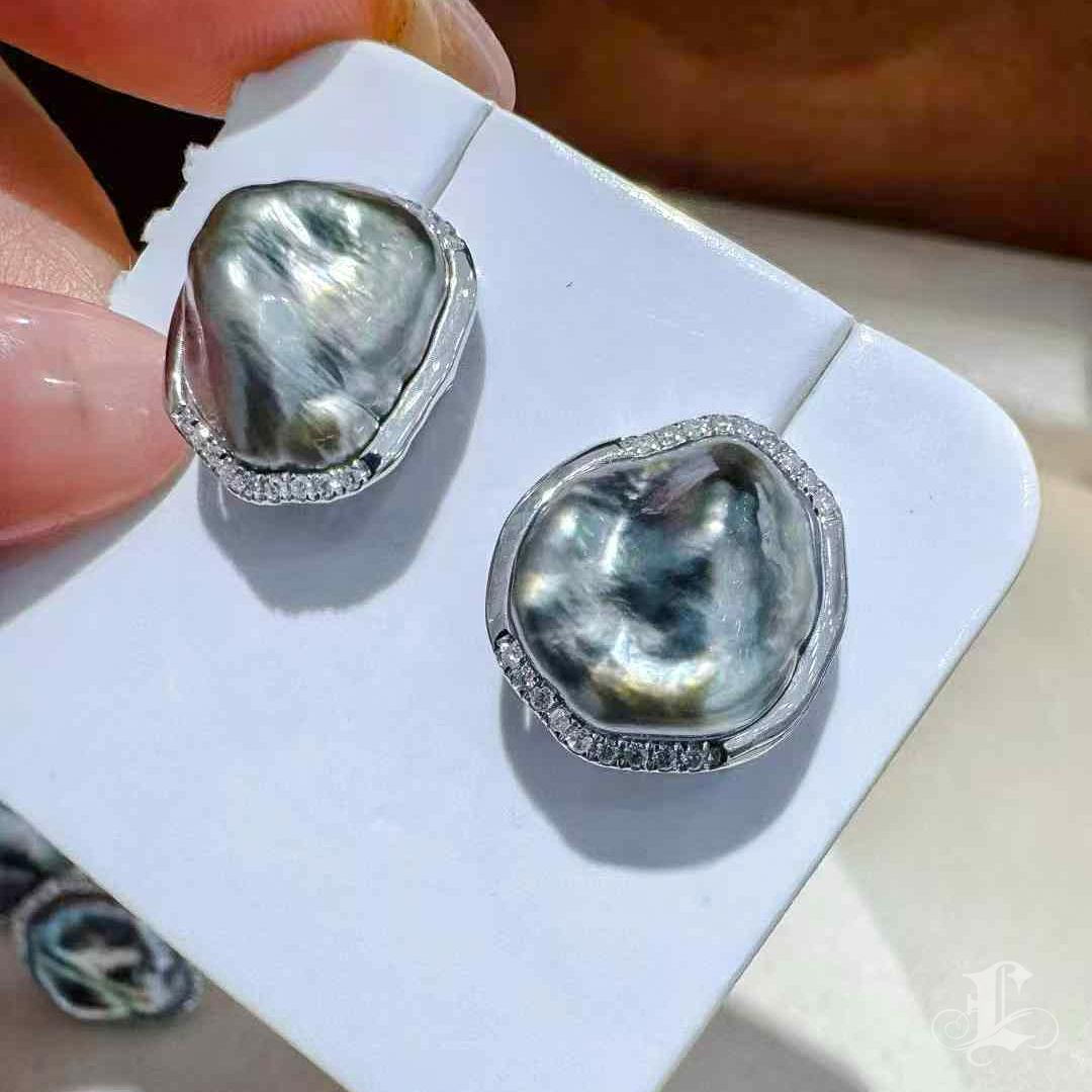 【Sculpted Geometry】Tahitian Keshi Pearl Diamond Halo Stud Earrings In New Condition For Sale In New York, NY