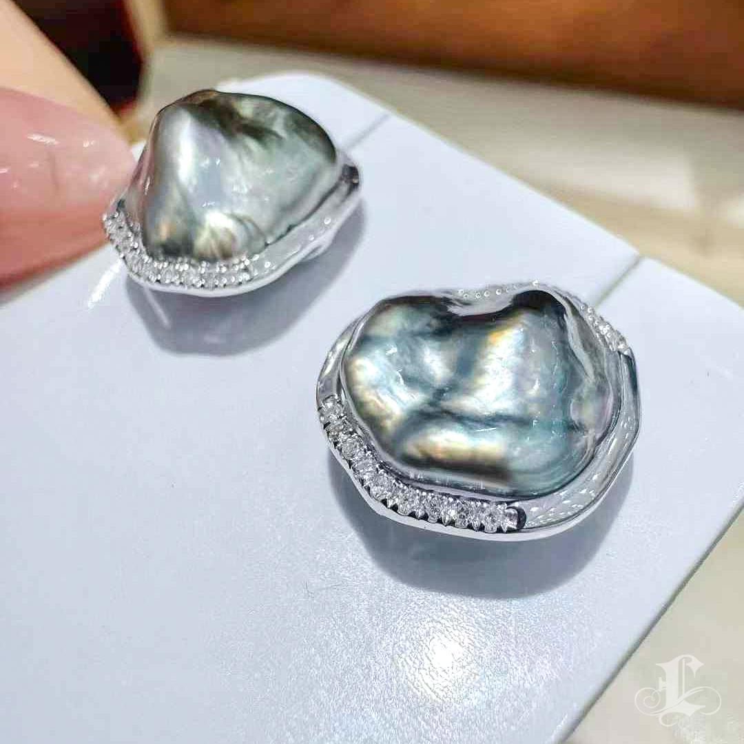 【Sculpted Geometry】Tahitian Keshi Pearl Diamond Halo Stud Earrings For Sale 2
