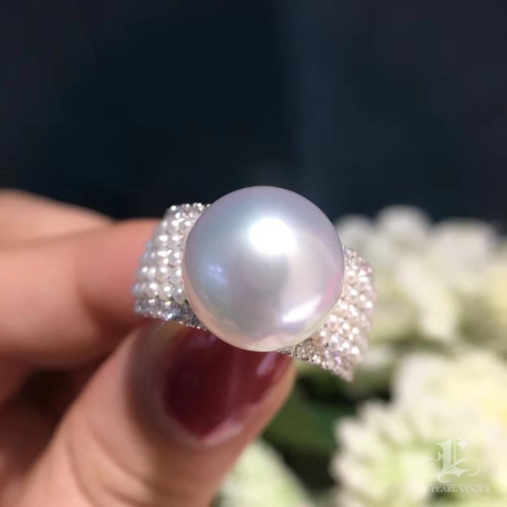 【Geometria scolpita】Anello con diamante e perla bianca dei mari del sud In condizioni Nuovo in vendita a New York, NY