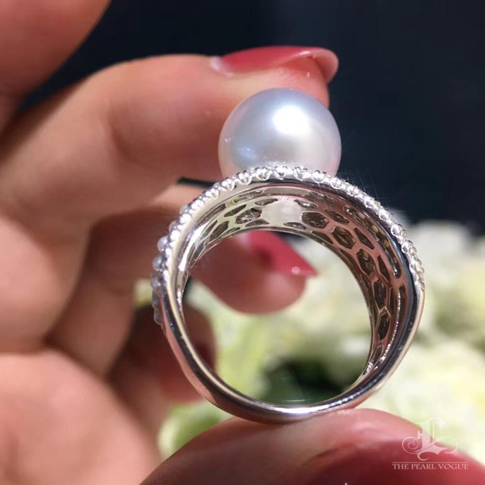 【Geometria scolpita】Anello con diamante e perla bianca dei mari del sud in vendita 1
