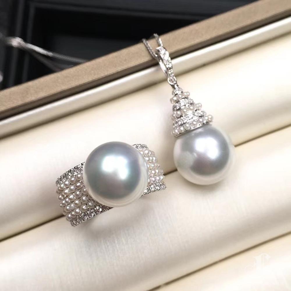 【Geometria scolpita】Anello con diamante e perla bianca dei mari del sud in vendita 2