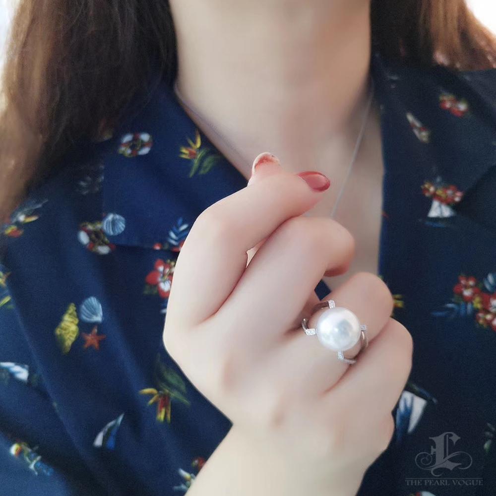 Grezzo 【Geometria scolpita】 Anello classico con diamante e perla bianca dei mari del sud in vendita