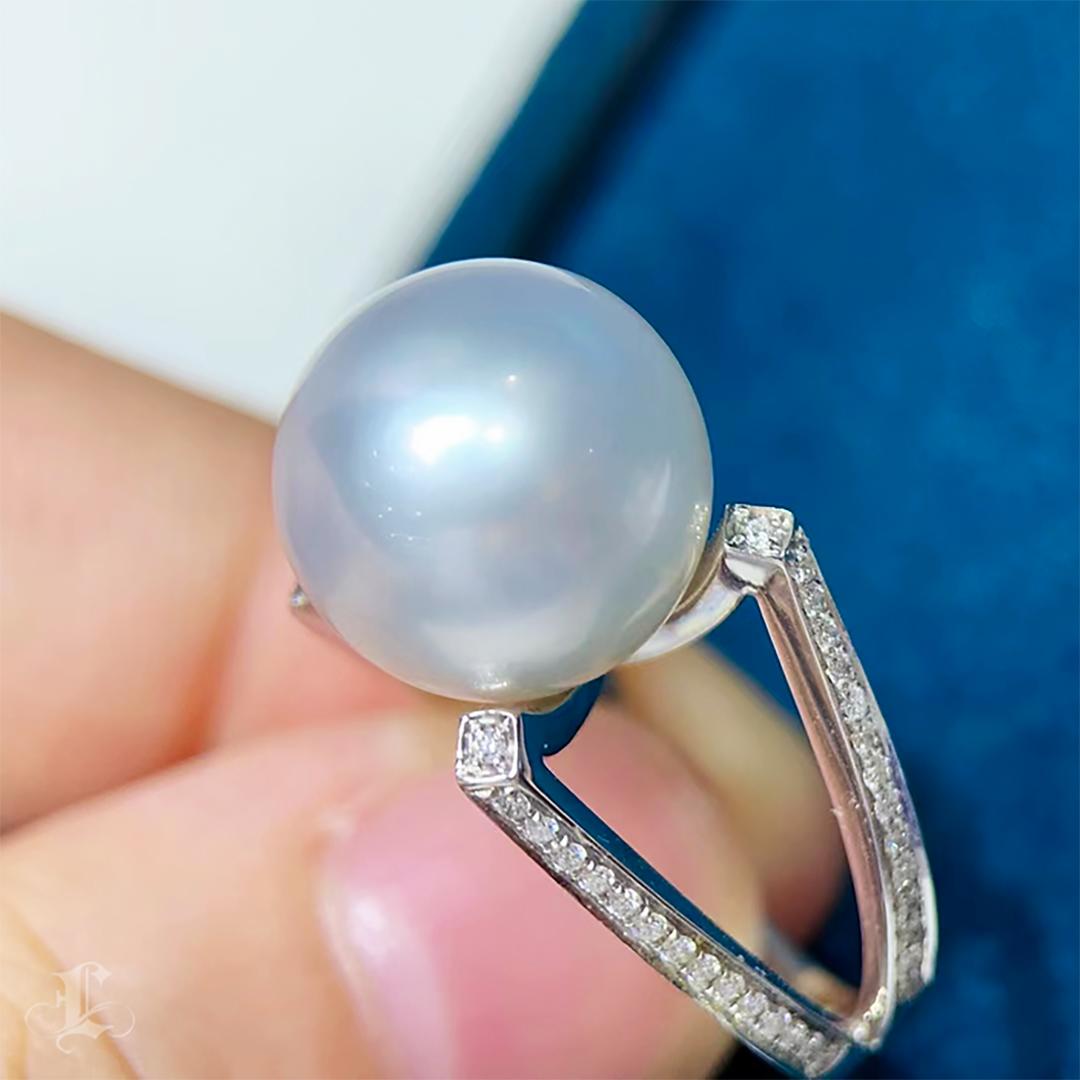 【Geometria scolpita】 Anello classico con diamante e perla bianca dei mari del sud In condizioni Nuovo in vendita a New York, NY