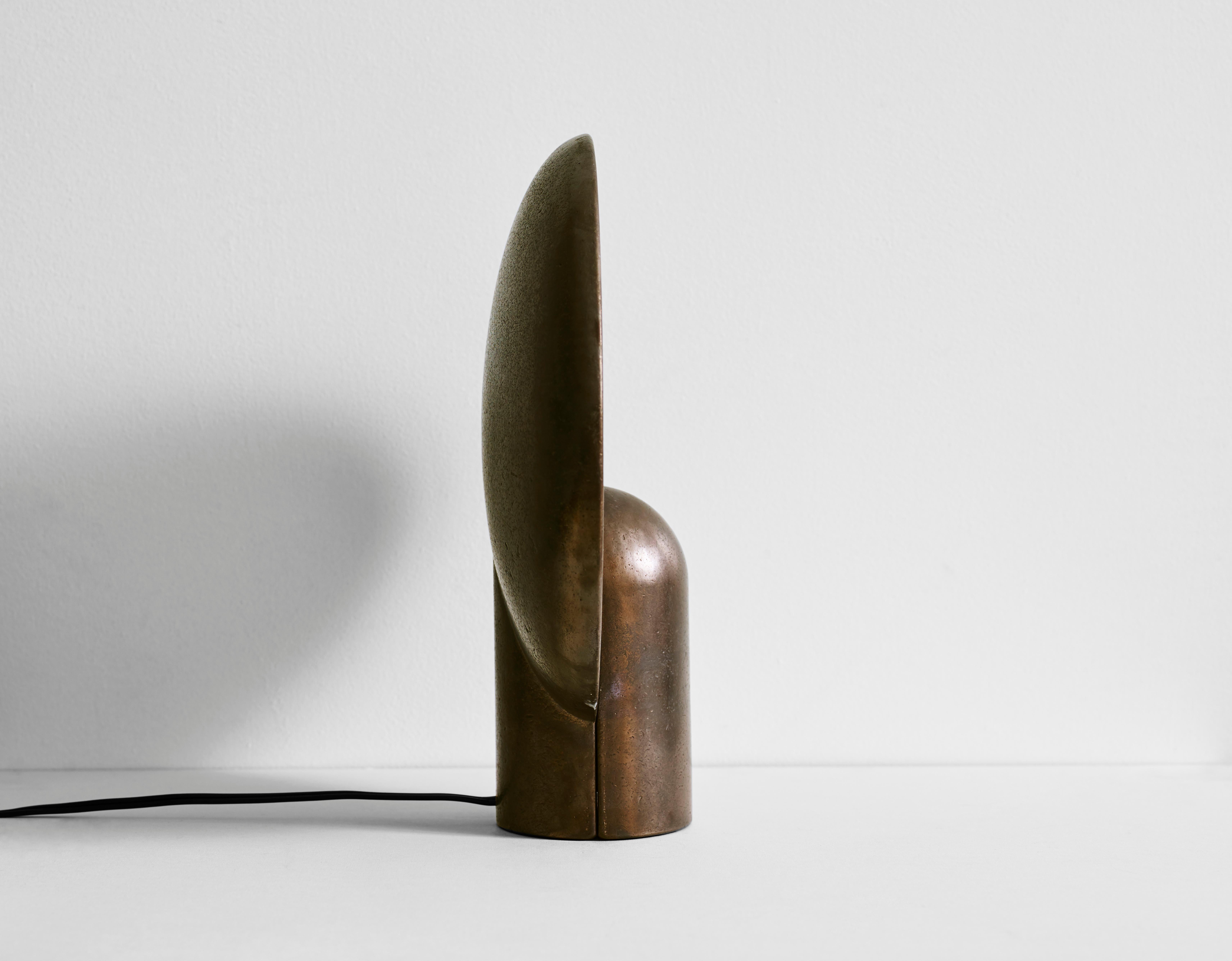 Lampe aus Rotgussbronze von Henry Wilson im Zustand „Neu“ in Geneve, CH