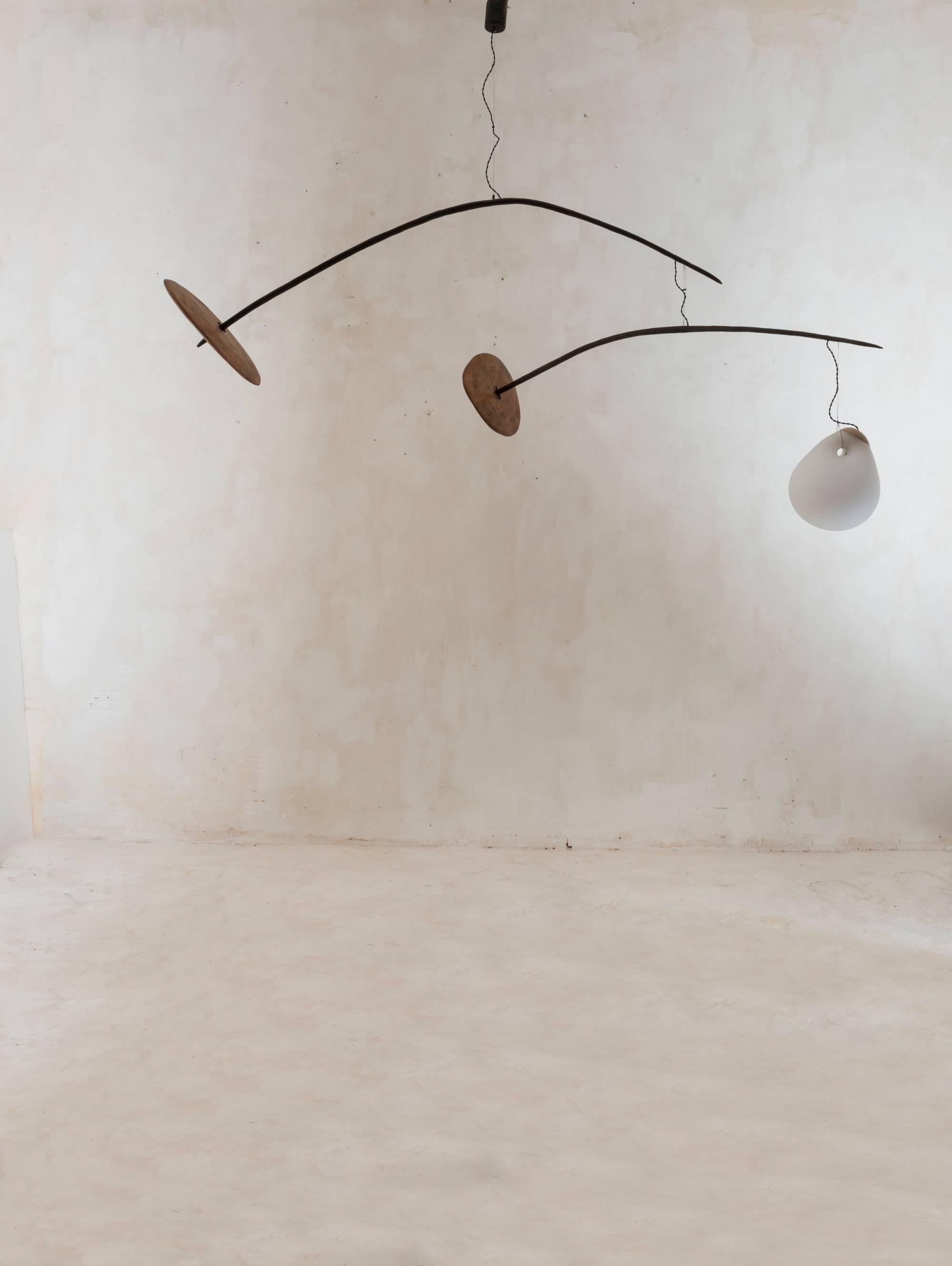 Altro Dark Wood, Organic Curved Form Sculptural Mobile Chandelier by Jérôme Pereira in vendita