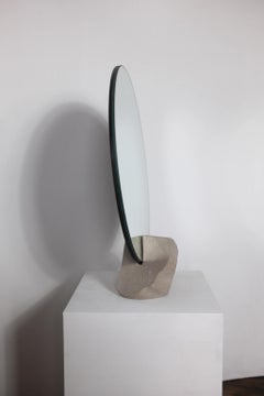 Specchio scolpito in pietra calcarea di Mike Newins