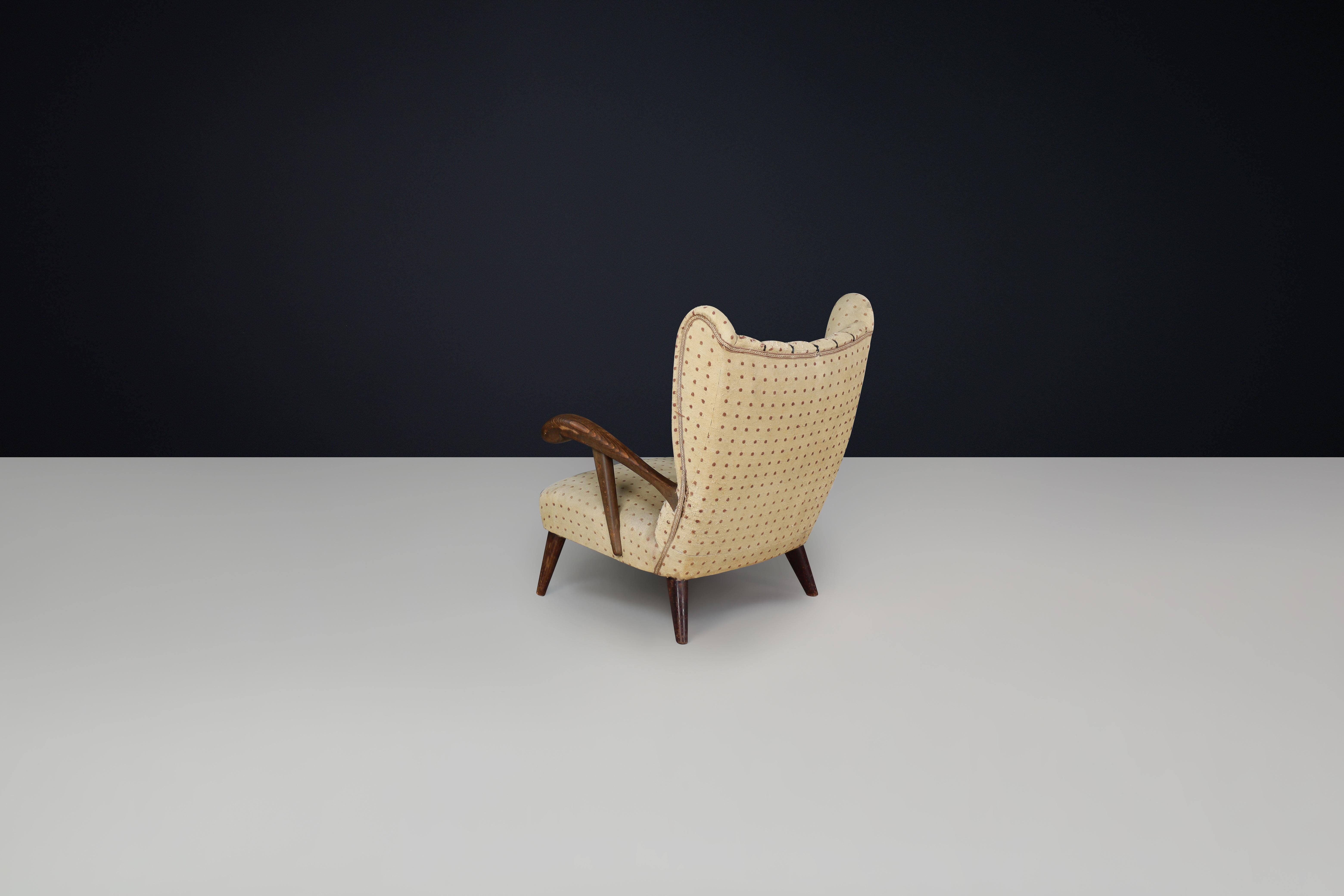 Czech Sculpted lounge chair in walnut with original upholstery, Prague, 1930. For Sale