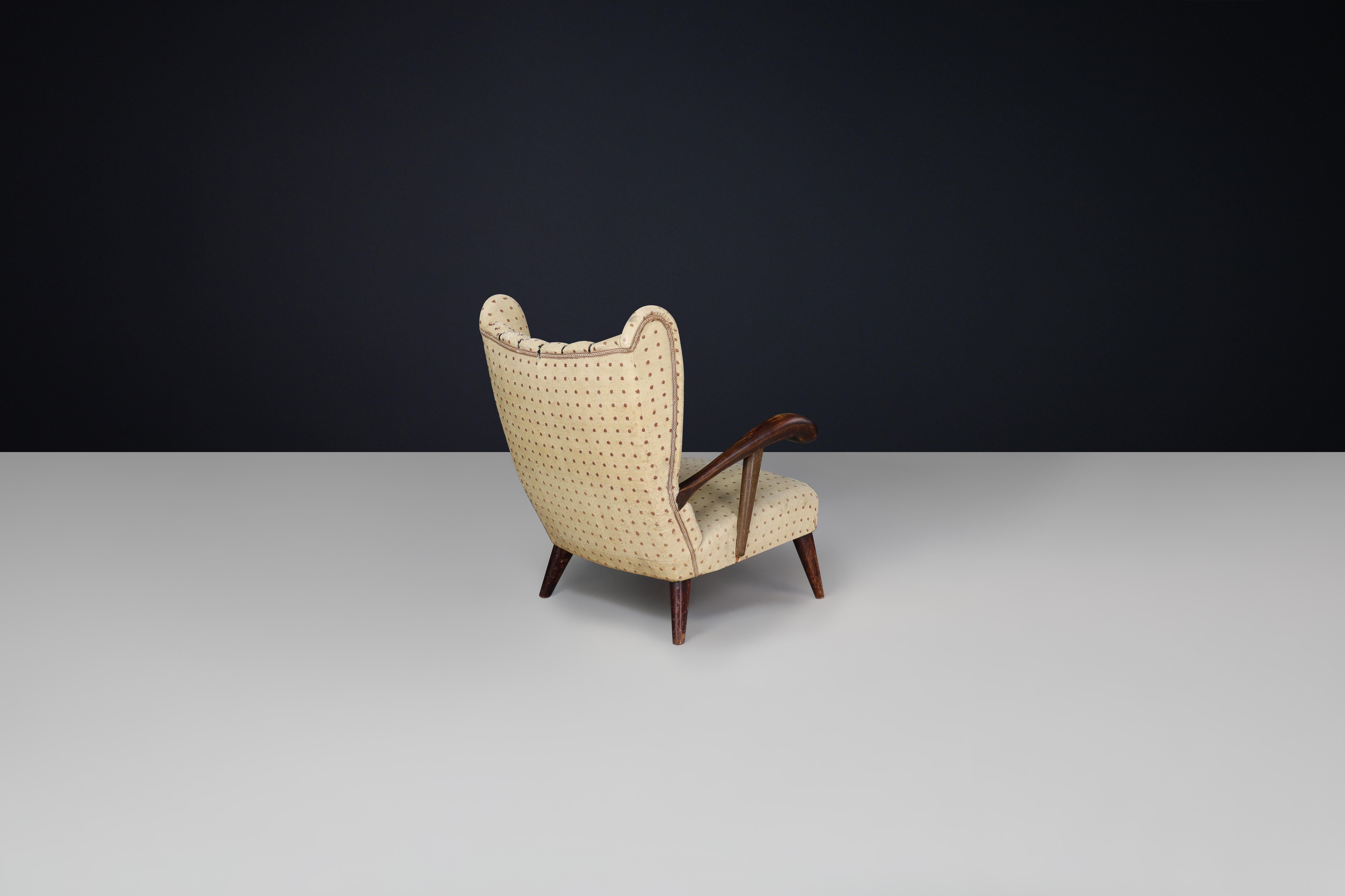 Sculpted lounge chair in walnut with original upholstery, Prague, 1930. In Good Condition For Sale In Almelo, NL