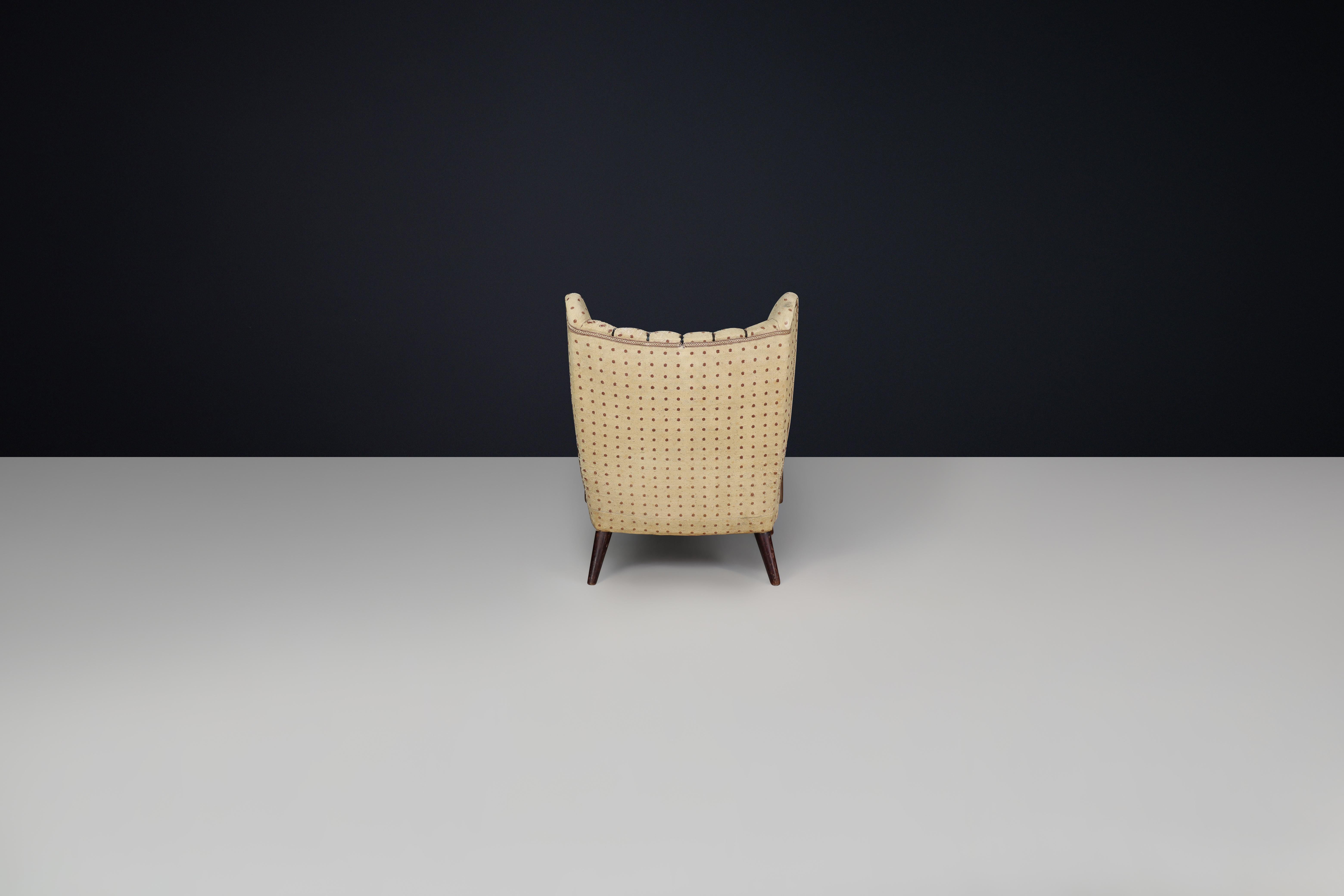 Sculpted lounge chair in walnut with original upholstery, Prague, 1930. For Sale 1