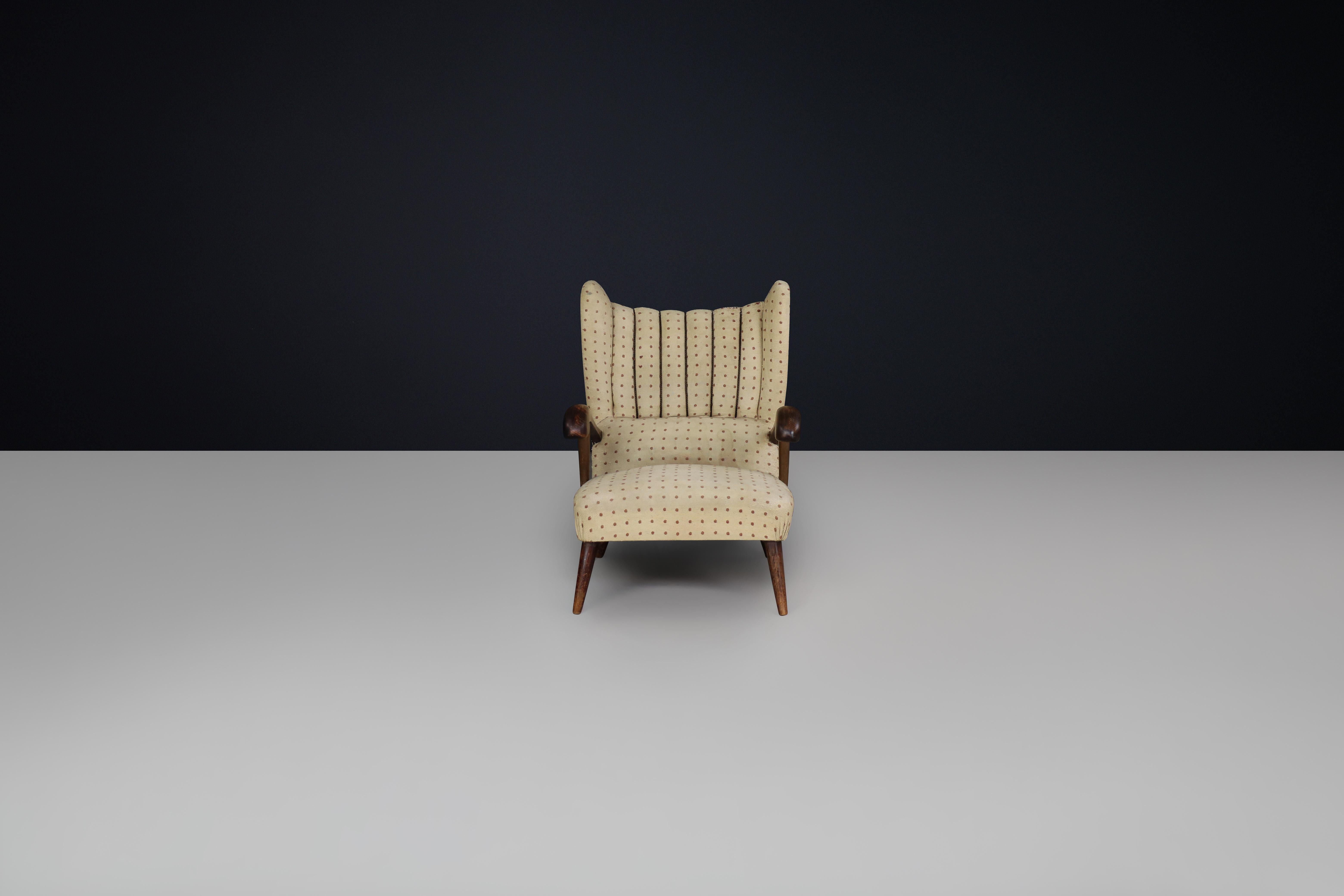 Sculpted lounge chair in walnut with original upholstery, Prague, 1930. For Sale 2