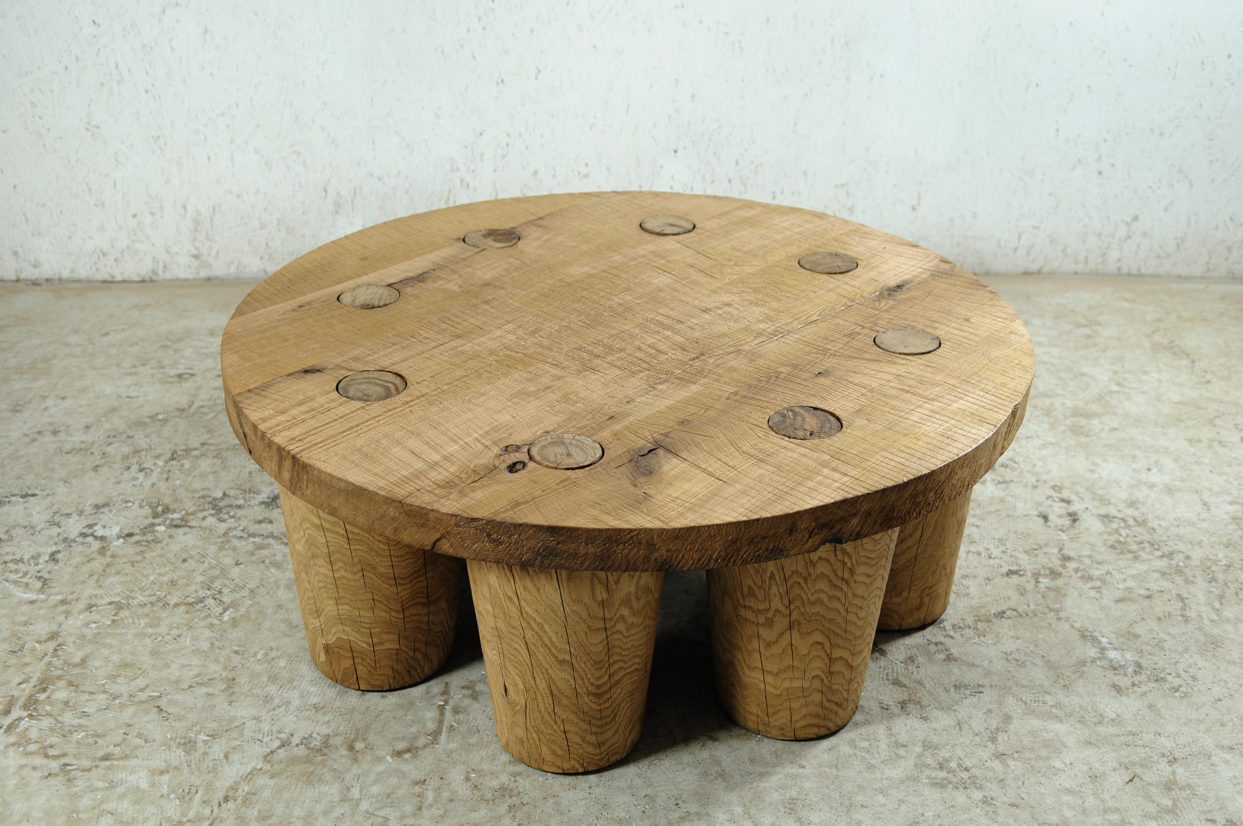 Brutalisme Table basse sculptée en bois de chêne massif 