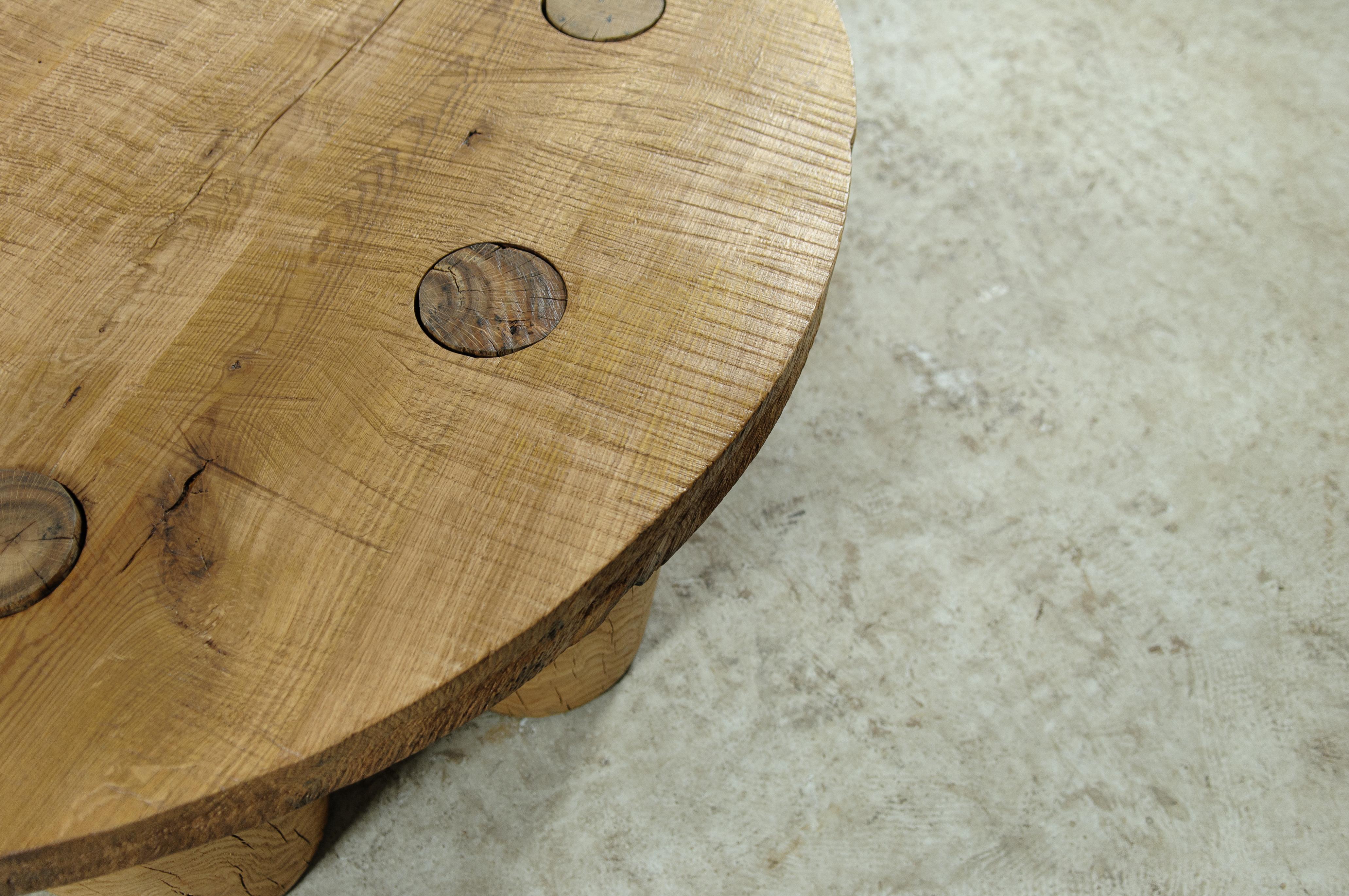 Table basse sculptée en bois de chêne massif 