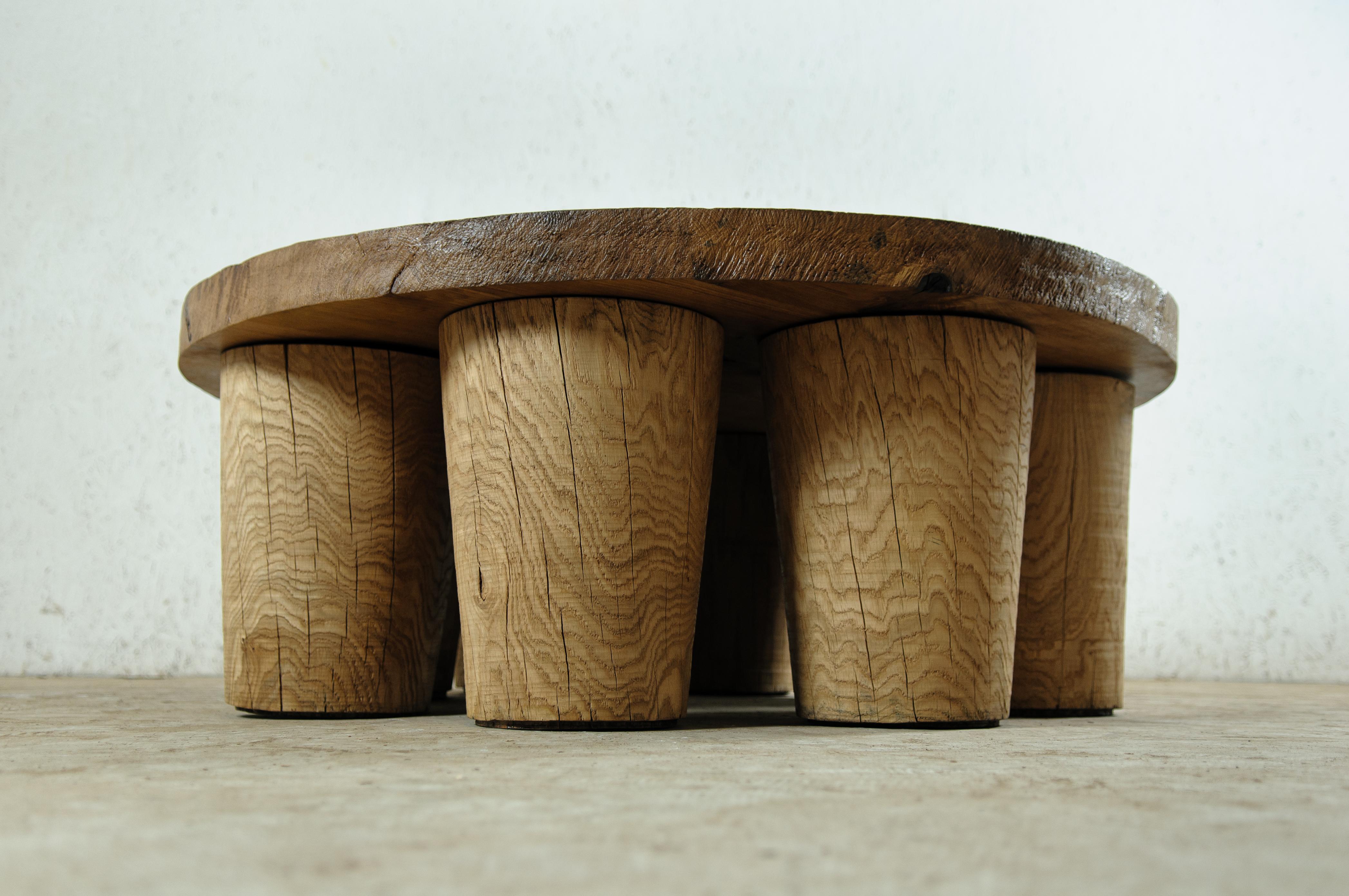 XXIe siècle et contemporain Table basse sculptée en bois de chêne massif 