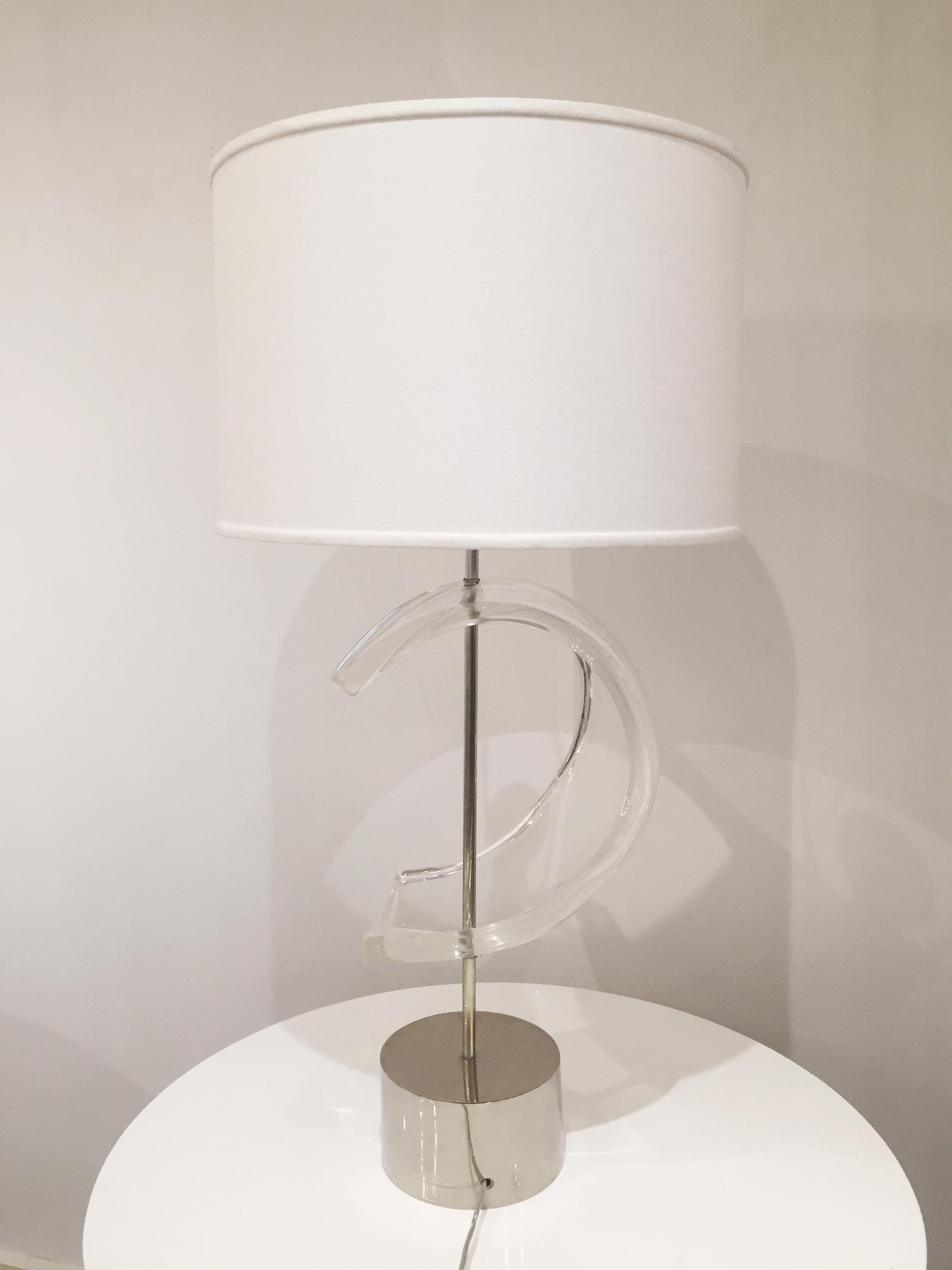 This table lamp is an exciting accent from the 1970s. The cylindrical chrome base supports a chrome rod which 