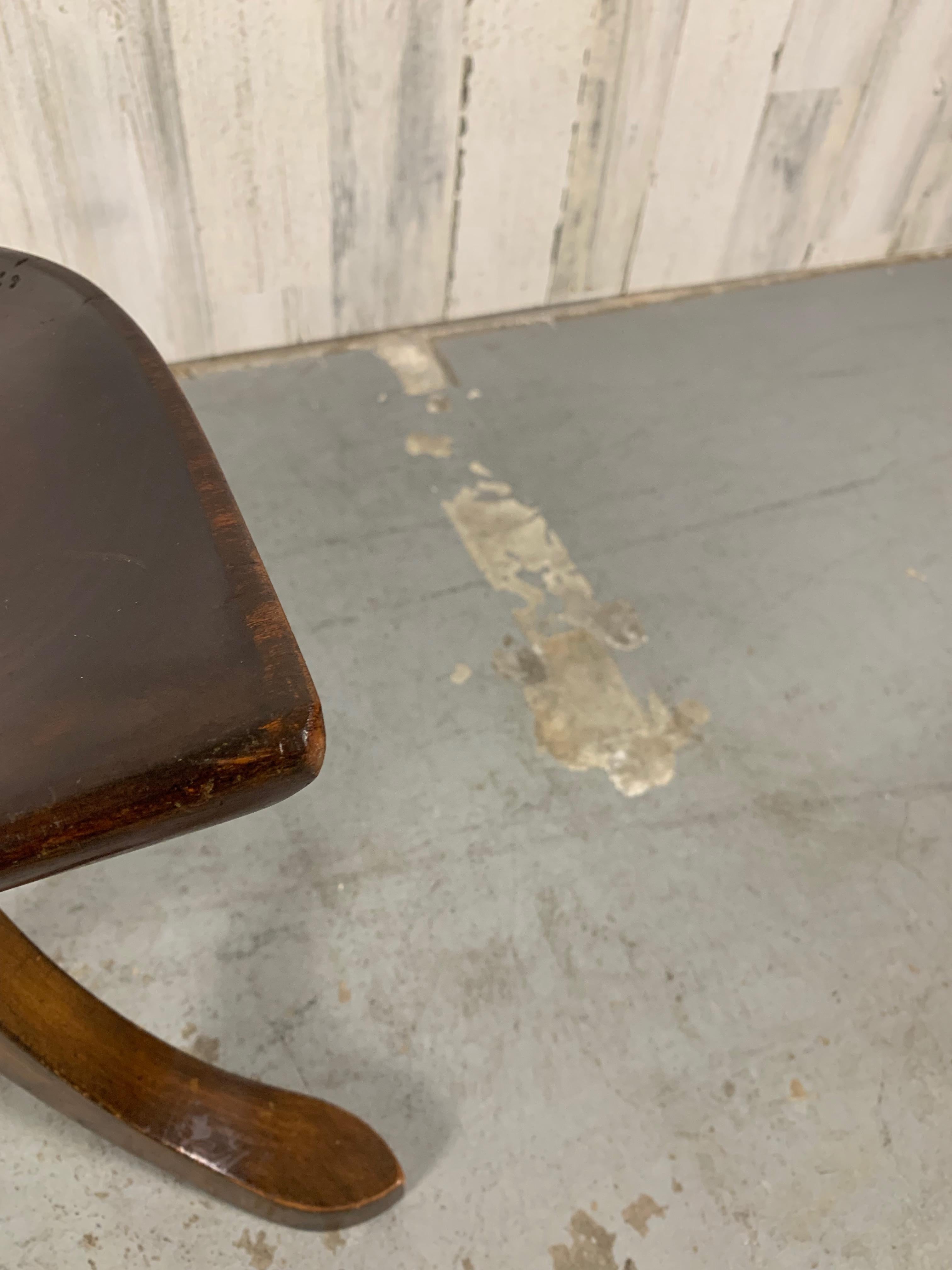 Tabouret tripode Theben en acajou sculpté d'après Adolf Loos en vente 4
