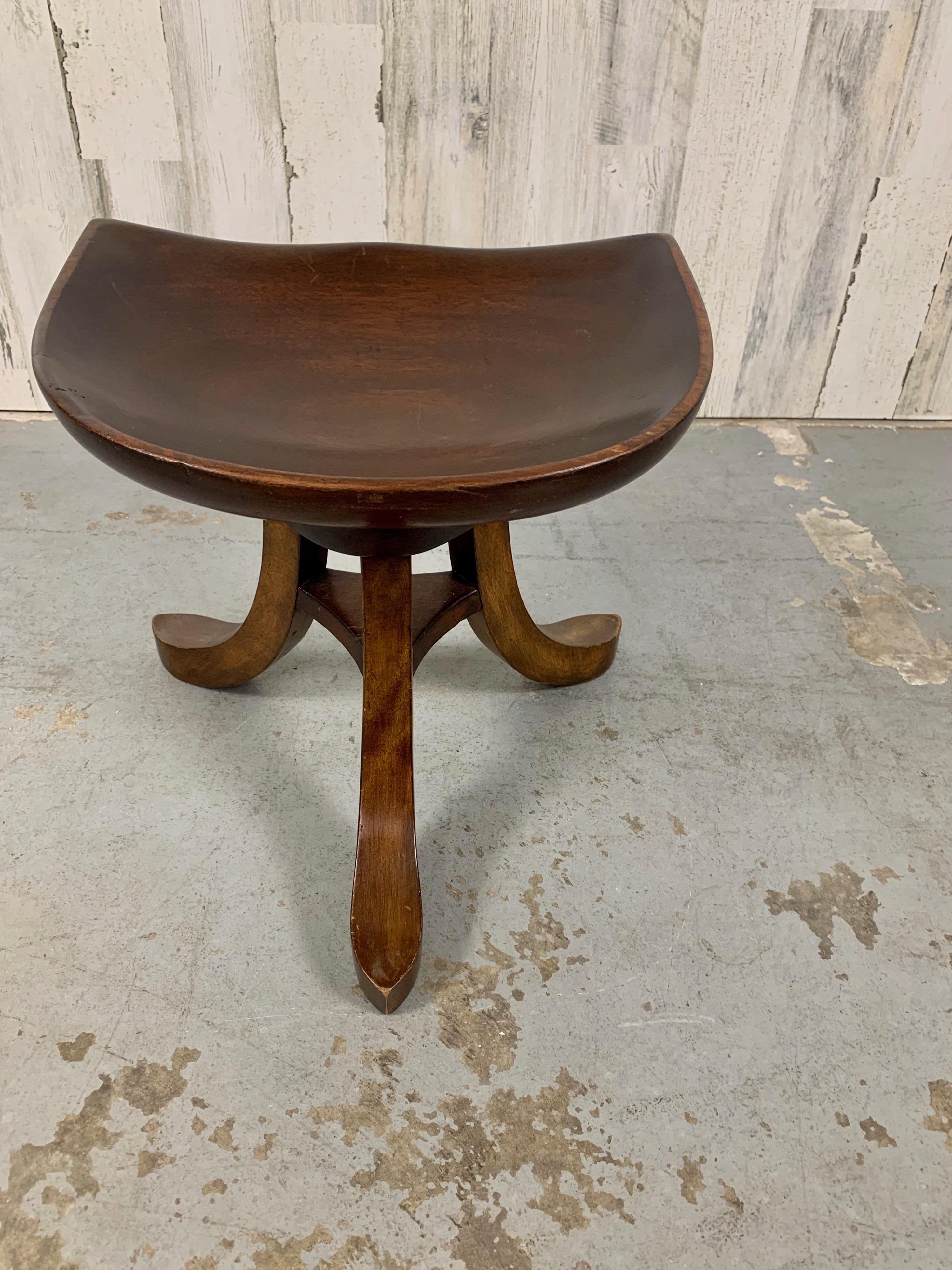 Tabouret tripode Theben en acajou sculpté d'après Adolf Loos en vente 5