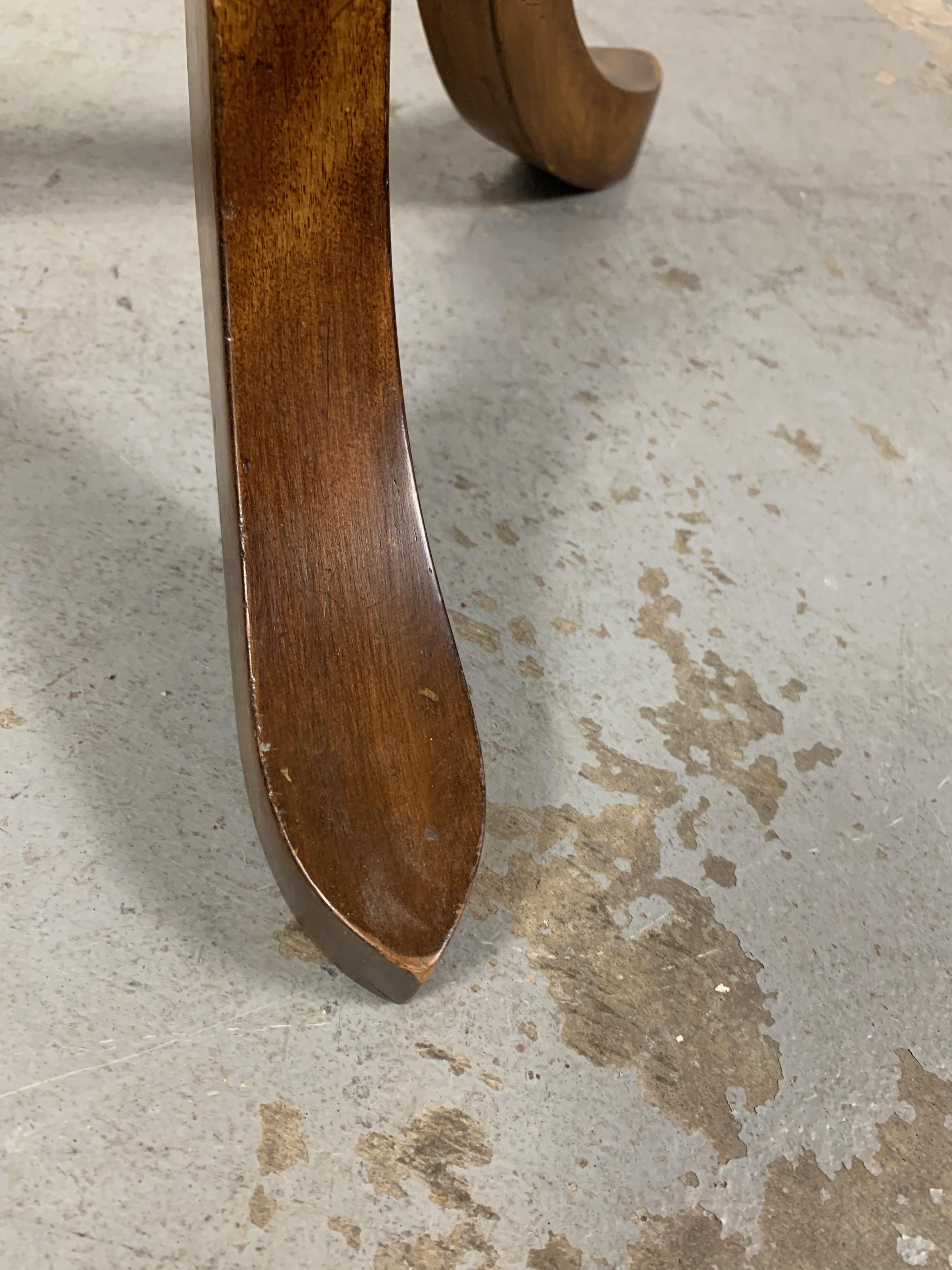 Tabouret tripode Theben en acajou sculpté d'après Adolf Loos en vente 6