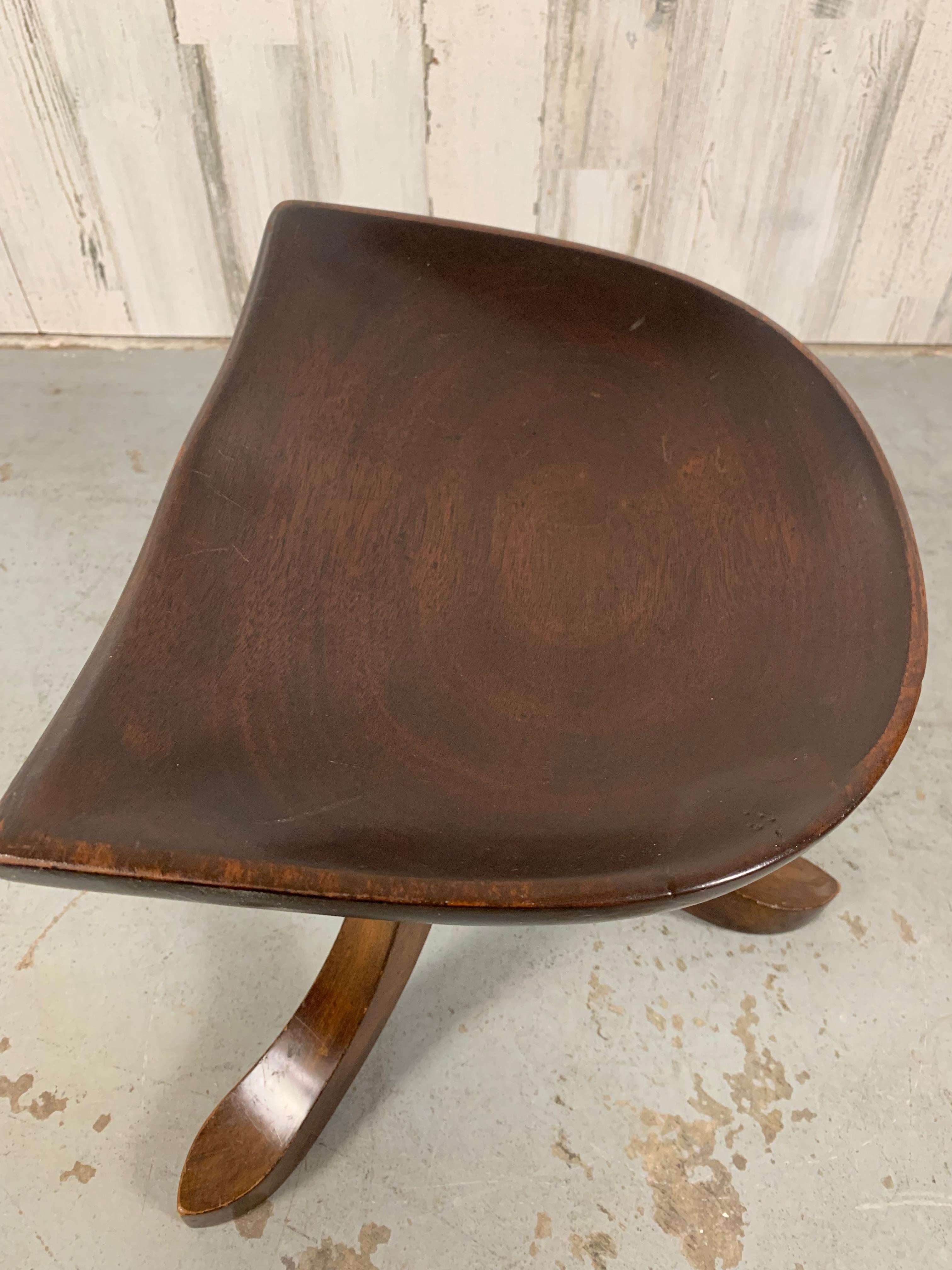 Tabouret tripode Theben en acajou sculpté d'après Adolf Loos en vente 7