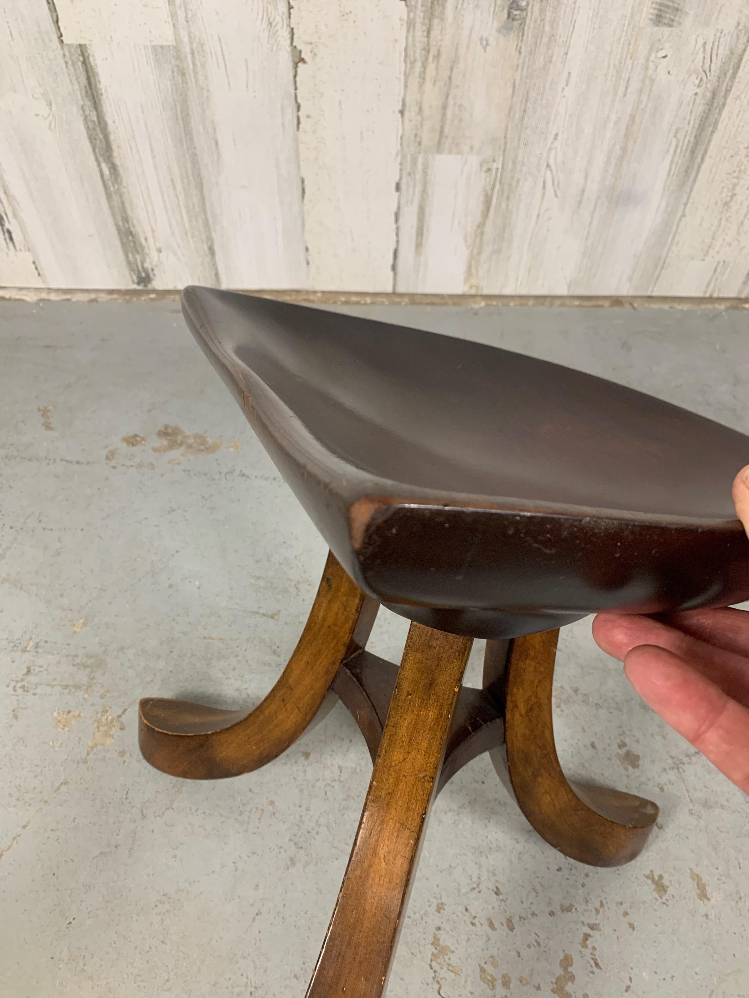 Tabouret tripode Theben en acajou sculpté d'après Adolf Loos en vente 8