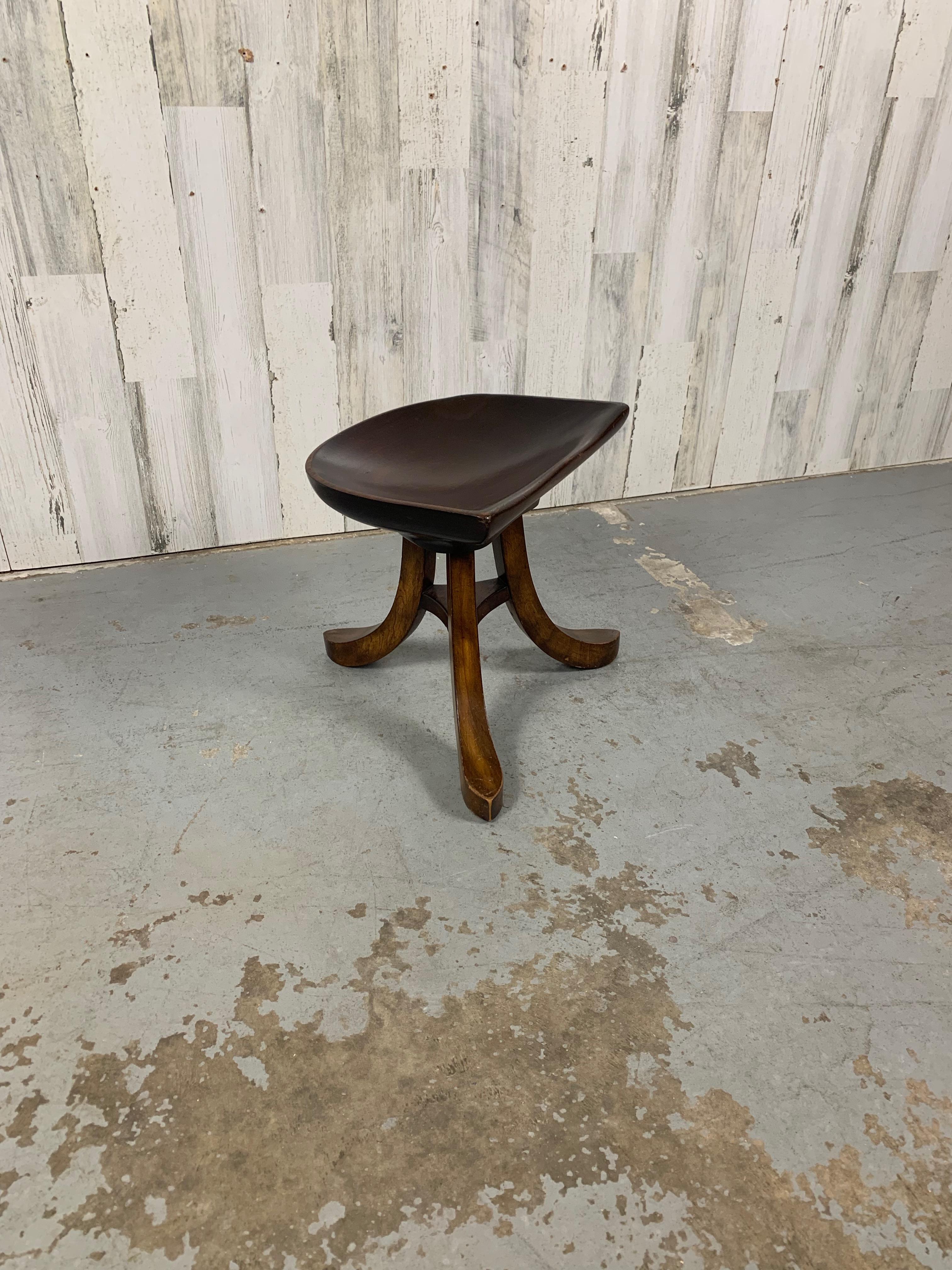 Tabouret à trois pieds de style tracteur dans le style d'Adolf Loos.
Les sièges sont sculptés dans une seule pièce d'acajou.