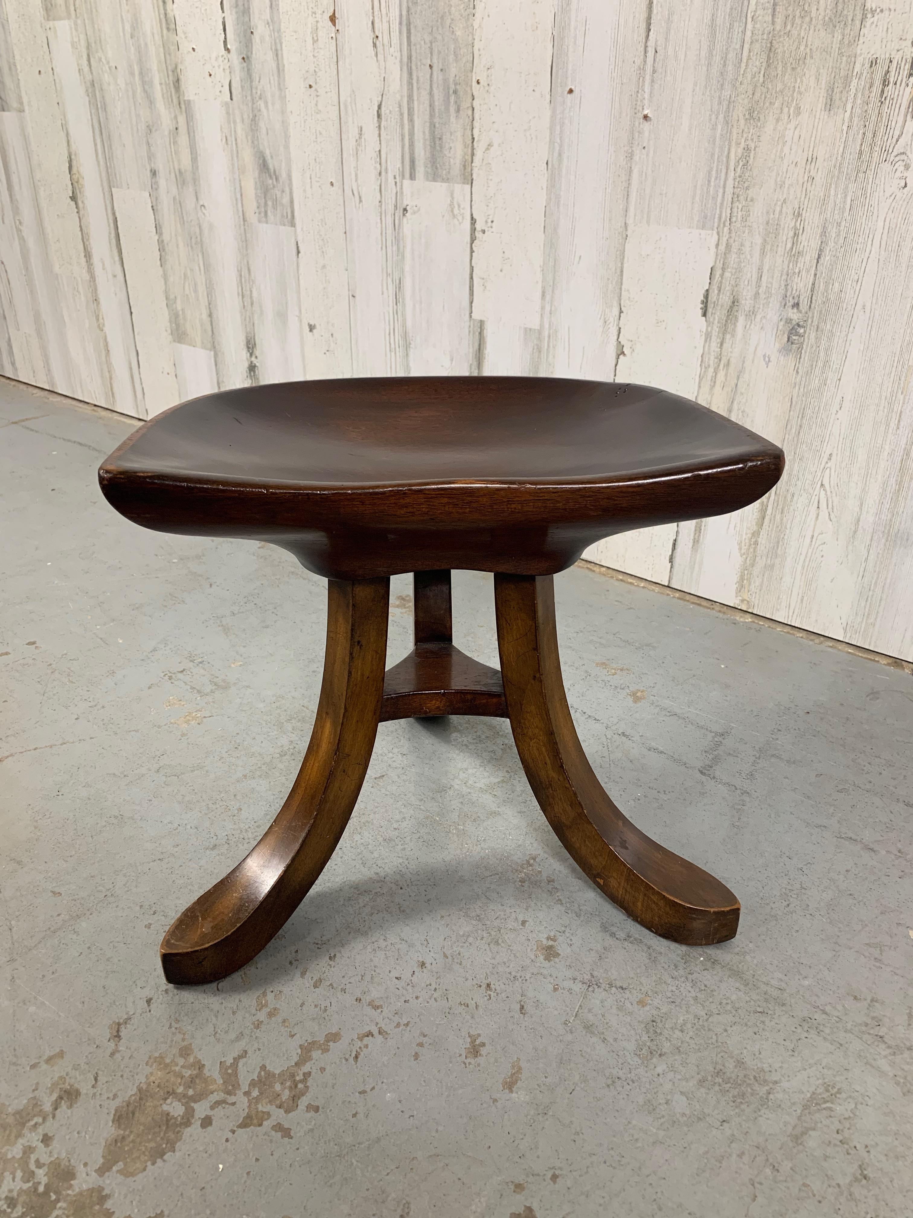 Tabouret tripode Theben en acajou sculpté d'après Adolf Loos Bon état - En vente à Denton, TX