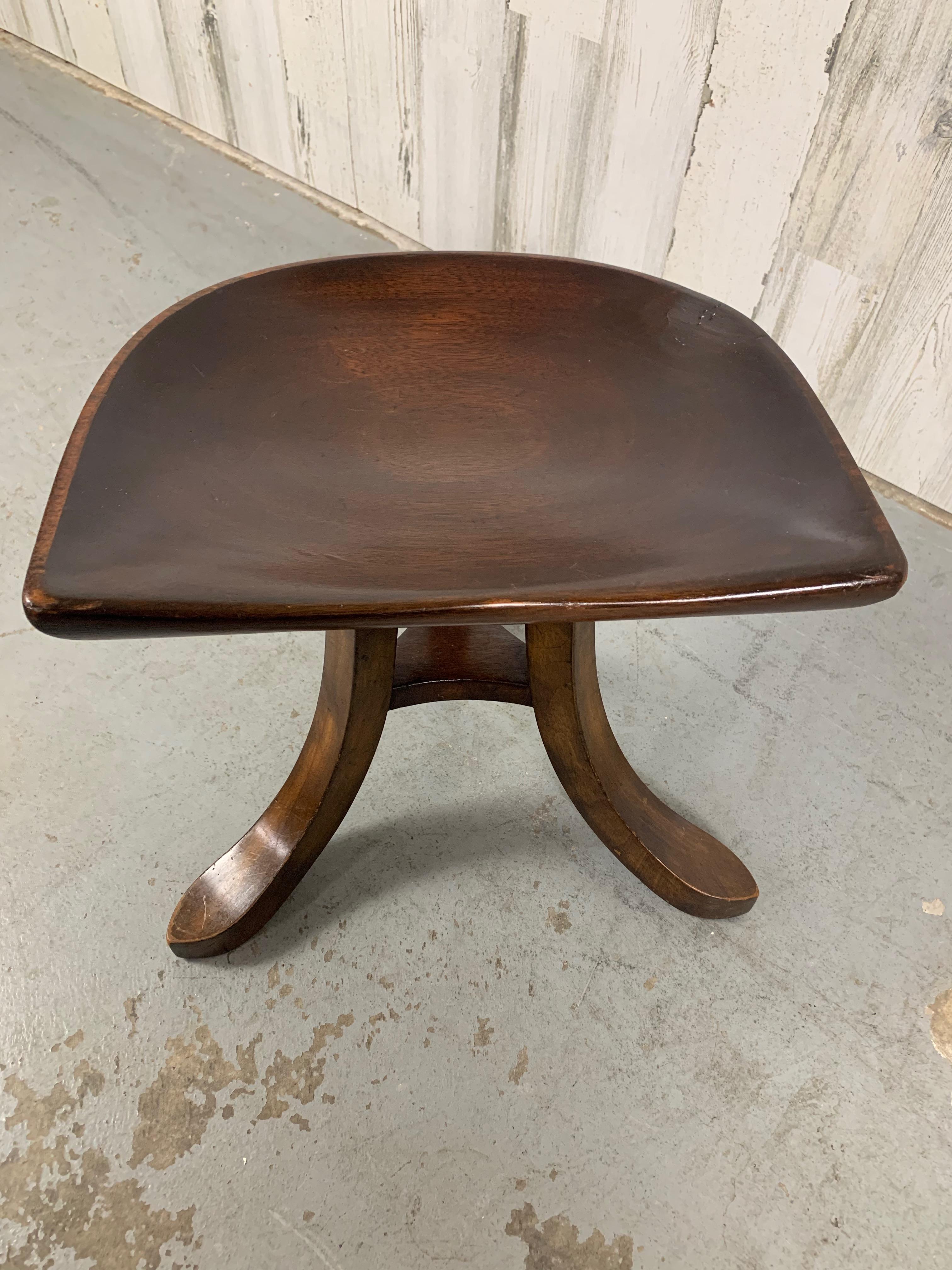 20ième siècle Tabouret tripode Theben en acajou sculpté d'après Adolf Loos en vente