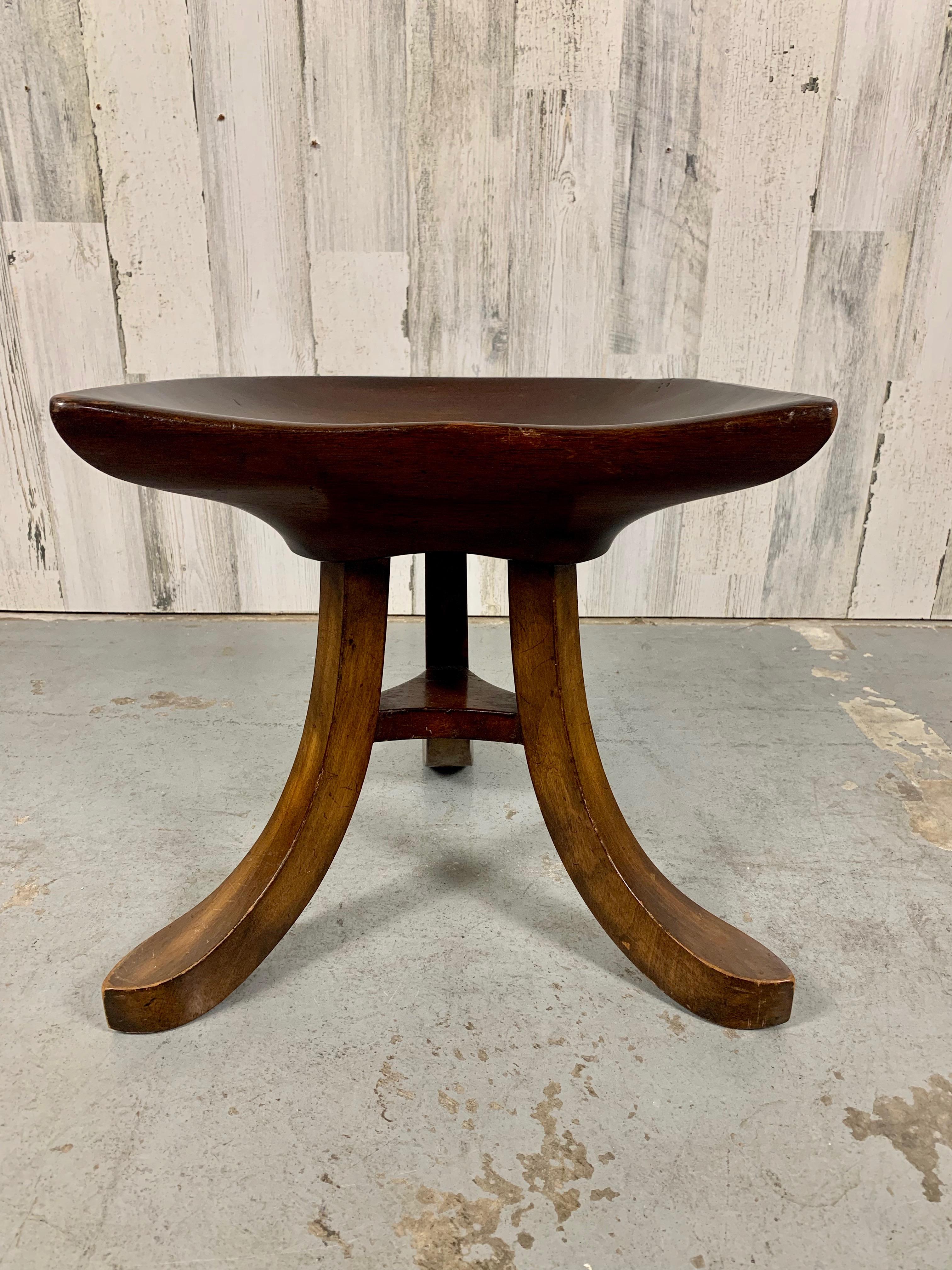 Tabouret tripode Theben en acajou sculpté d'après Adolf Loos en vente 1