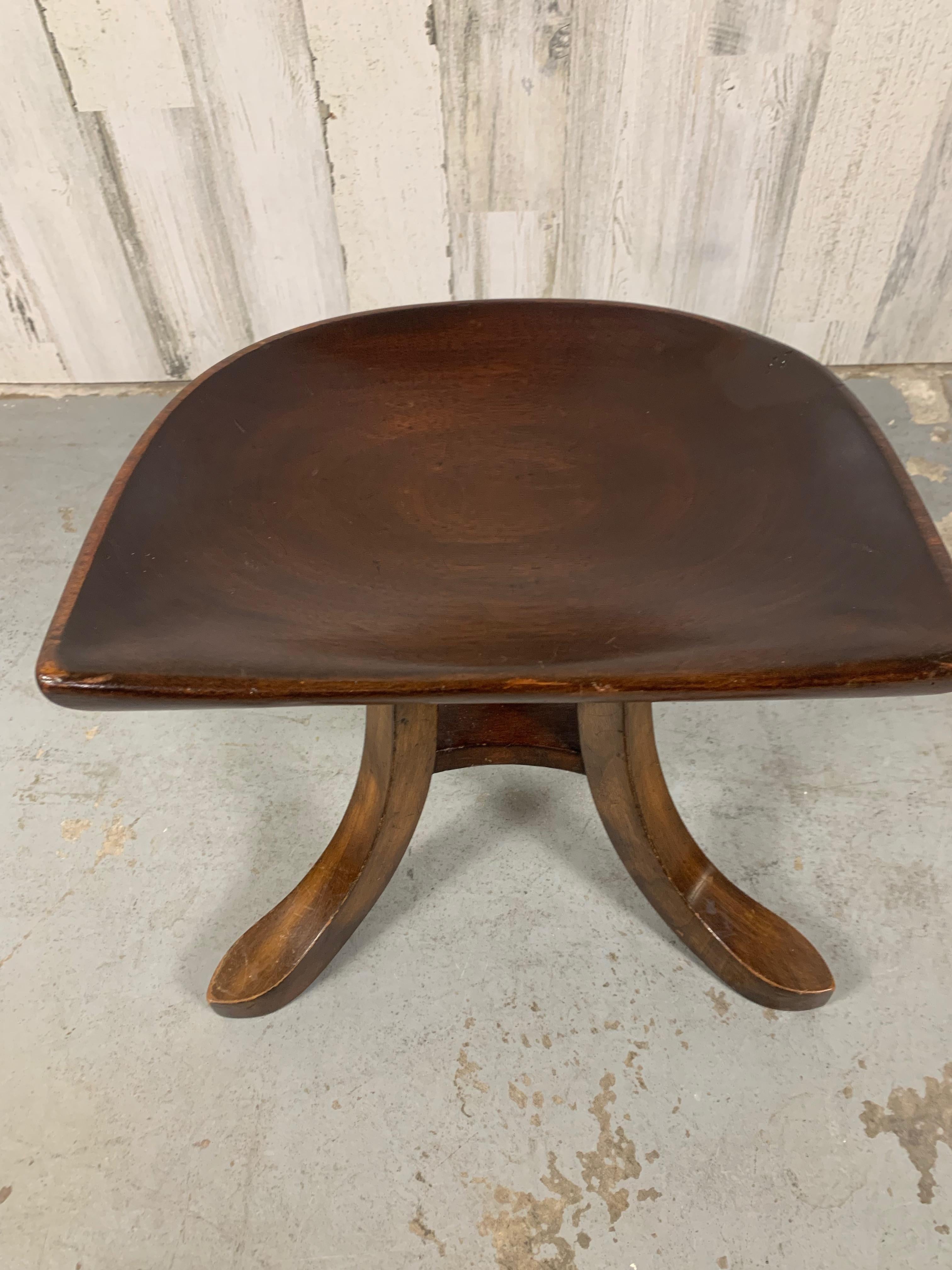 Tabouret tripode Theben en acajou sculpté d'après Adolf Loos en vente 2