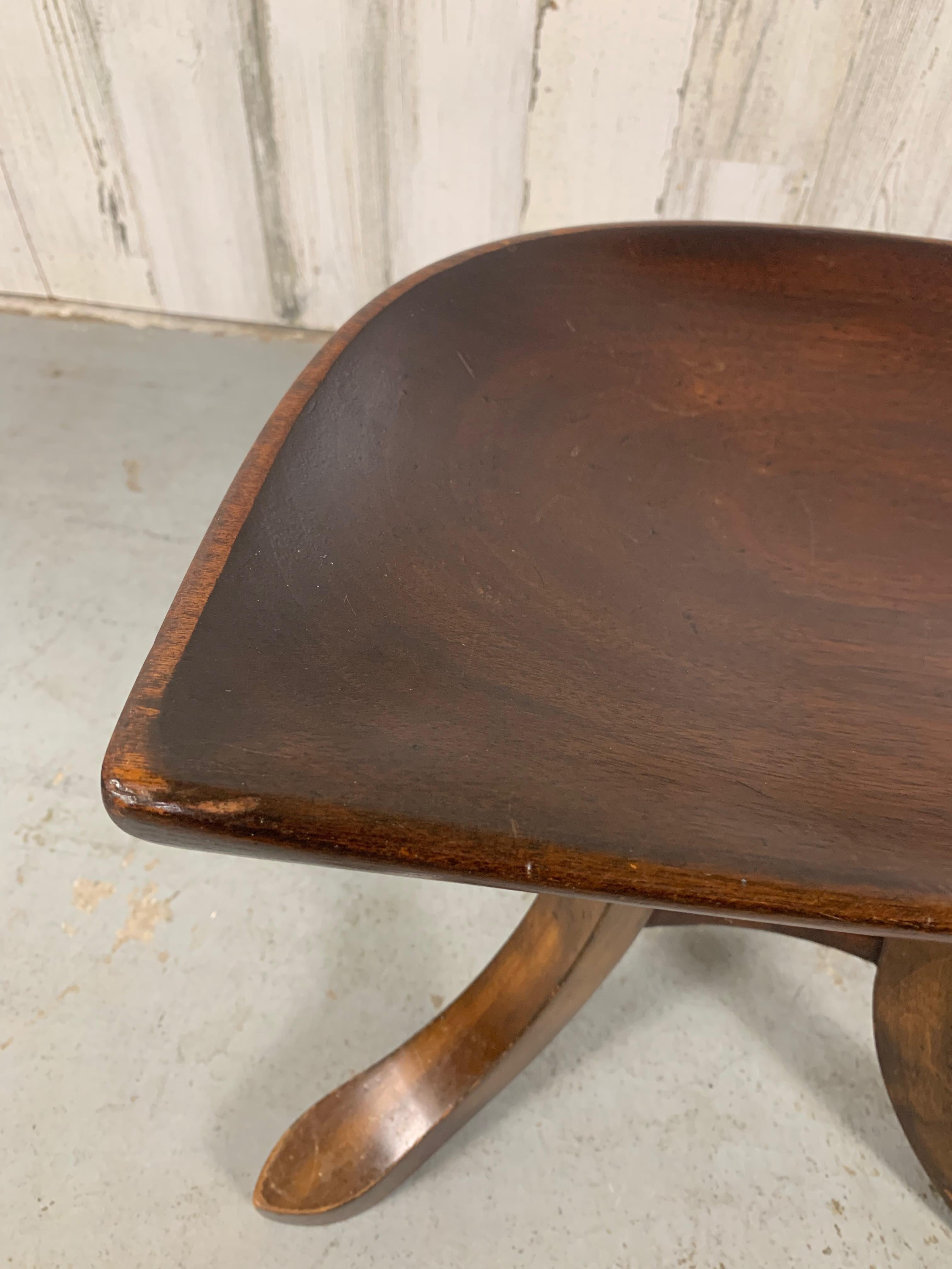 Tabouret tripode Theben en acajou sculpté d'après Adolf Loos en vente 3