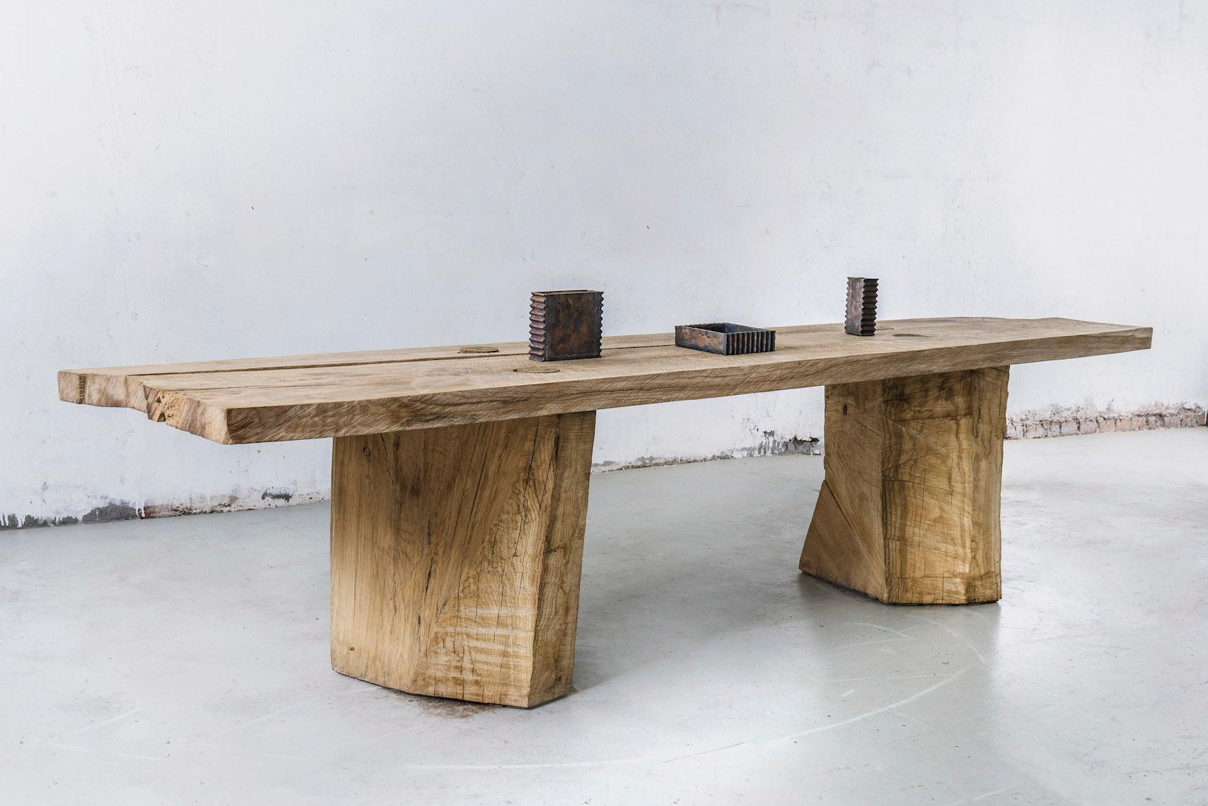 Massiver Esstisch aus massiver Eiche (+ Leinöl)
(Verwendung im Freien OK)


Die Möbel des russischen Designers Denis Milovanov vom Studio 