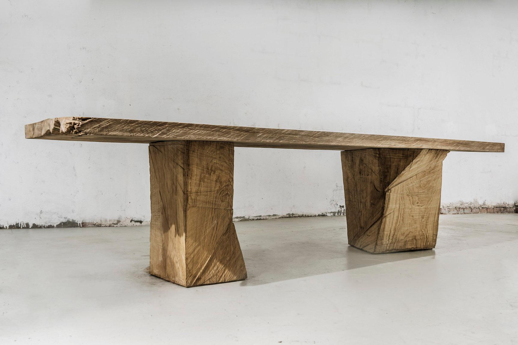 Massiver Esstisch aus massiver Eiche (+ Leinöl)
(Verwendung im Freien OK)


Die warmen Möbel stammen von dem russischen Designer Denis Milovanov vom Studio 