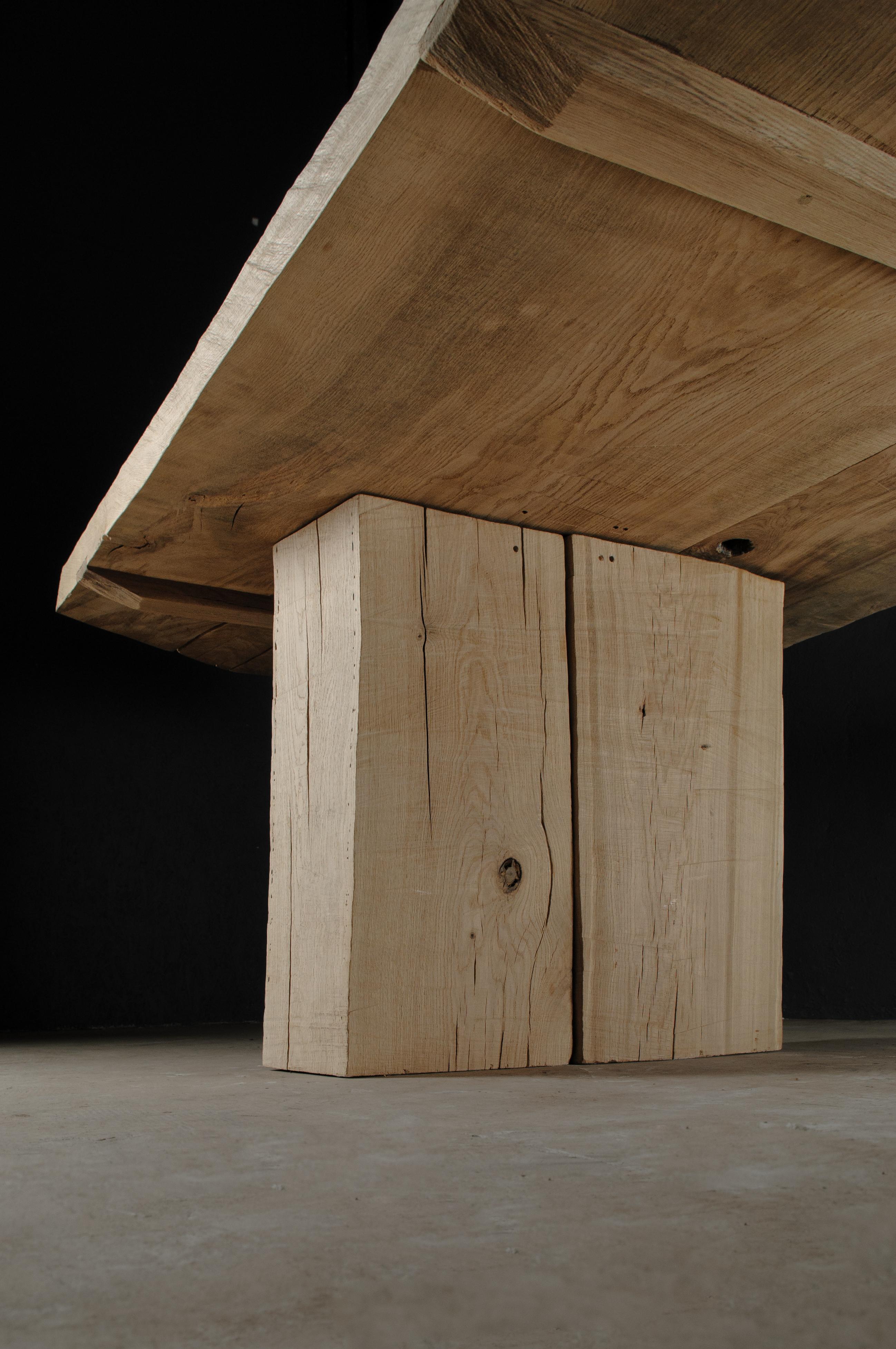 Table de salle à manger massive sculptée V10 en bois de chêne massif (en stock) en vente 3