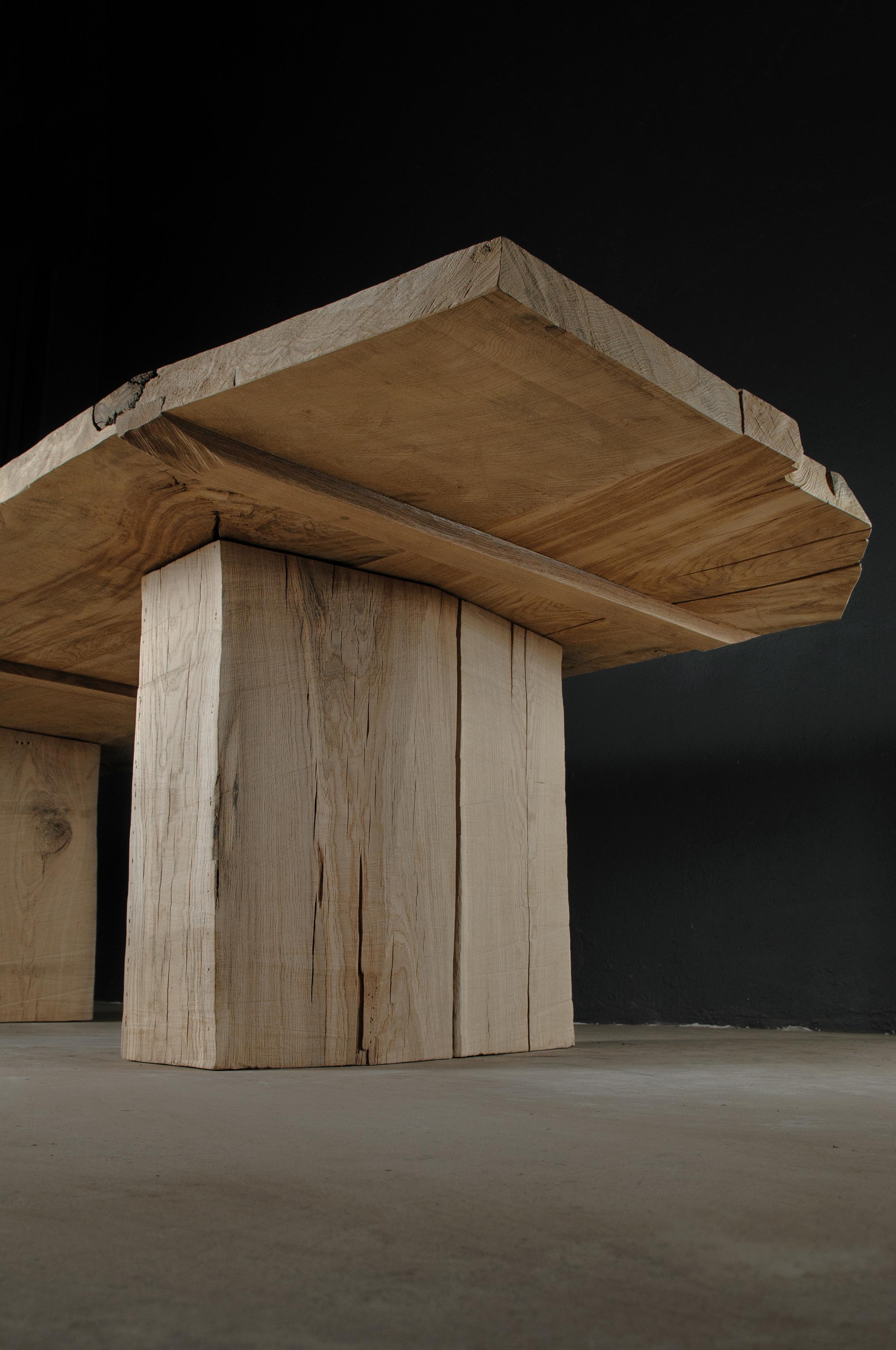 Brutalisme Table de salle à manger massive sculptée V10 en bois de chêne massif (en stock) en vente