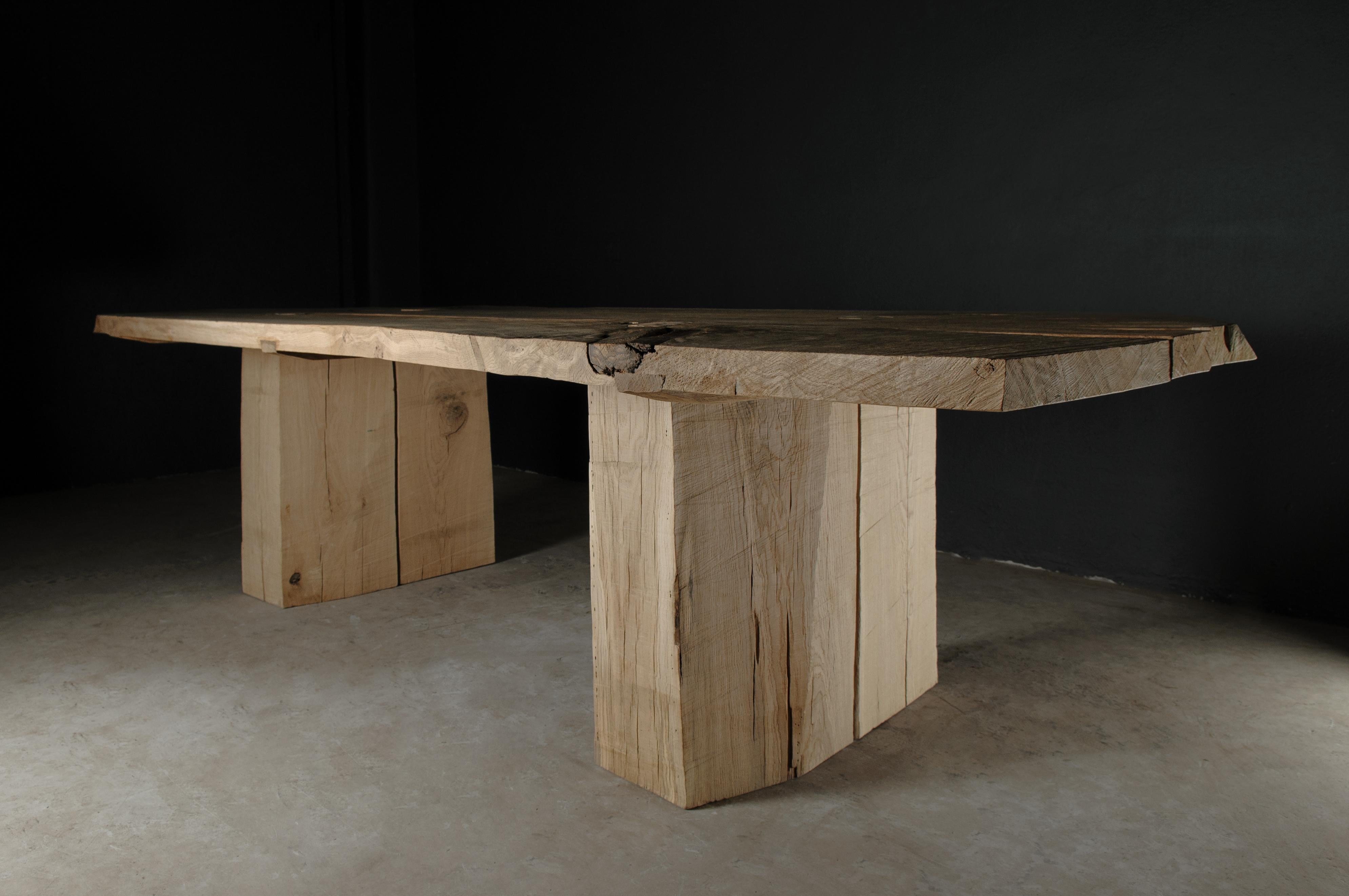 Table de salle à manger massive sculptée V10 en bois de chêne massif (en stock) Excellent état - En vente à Paris, FR