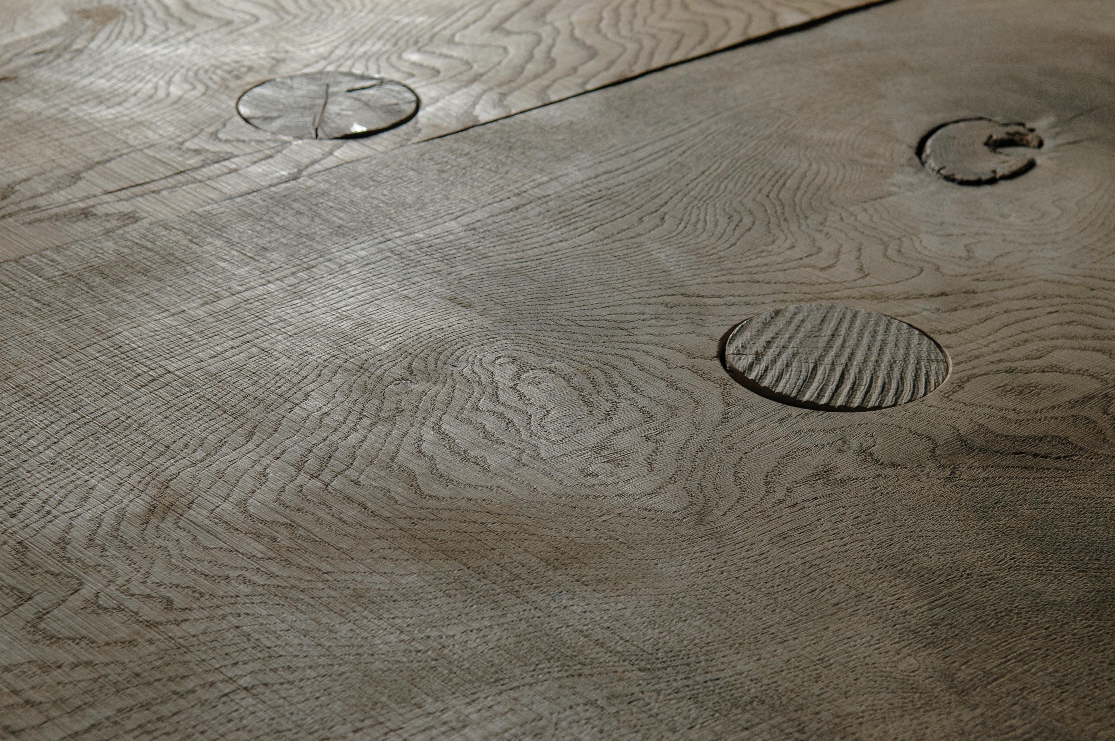 Table de salle à manger massive sculptée V10 en bois de chêne massif (en stock) en vente 1