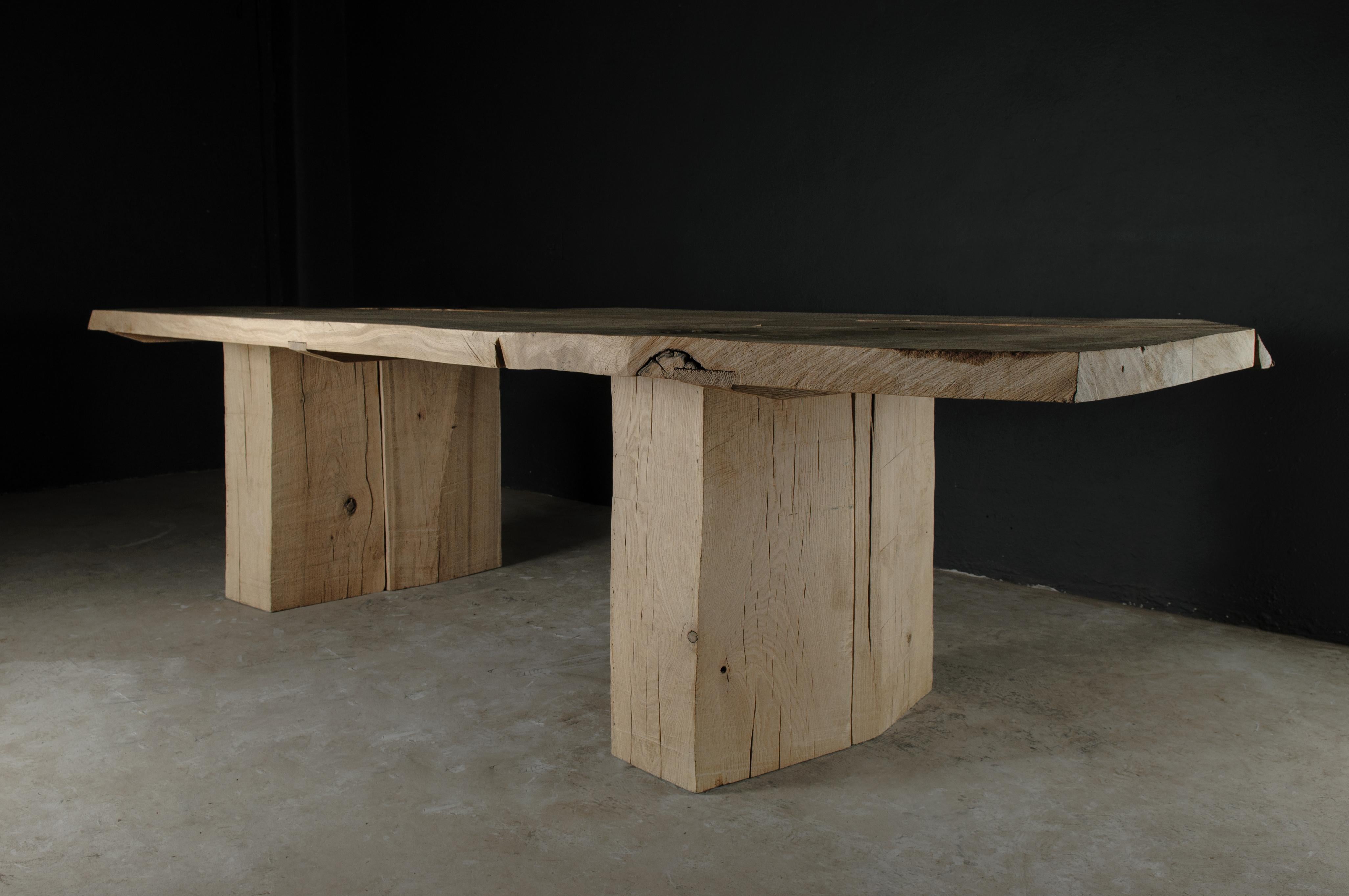 Table de salle à manger massive sculptée V10 en bois de chêne massif (en stock) en vente 2