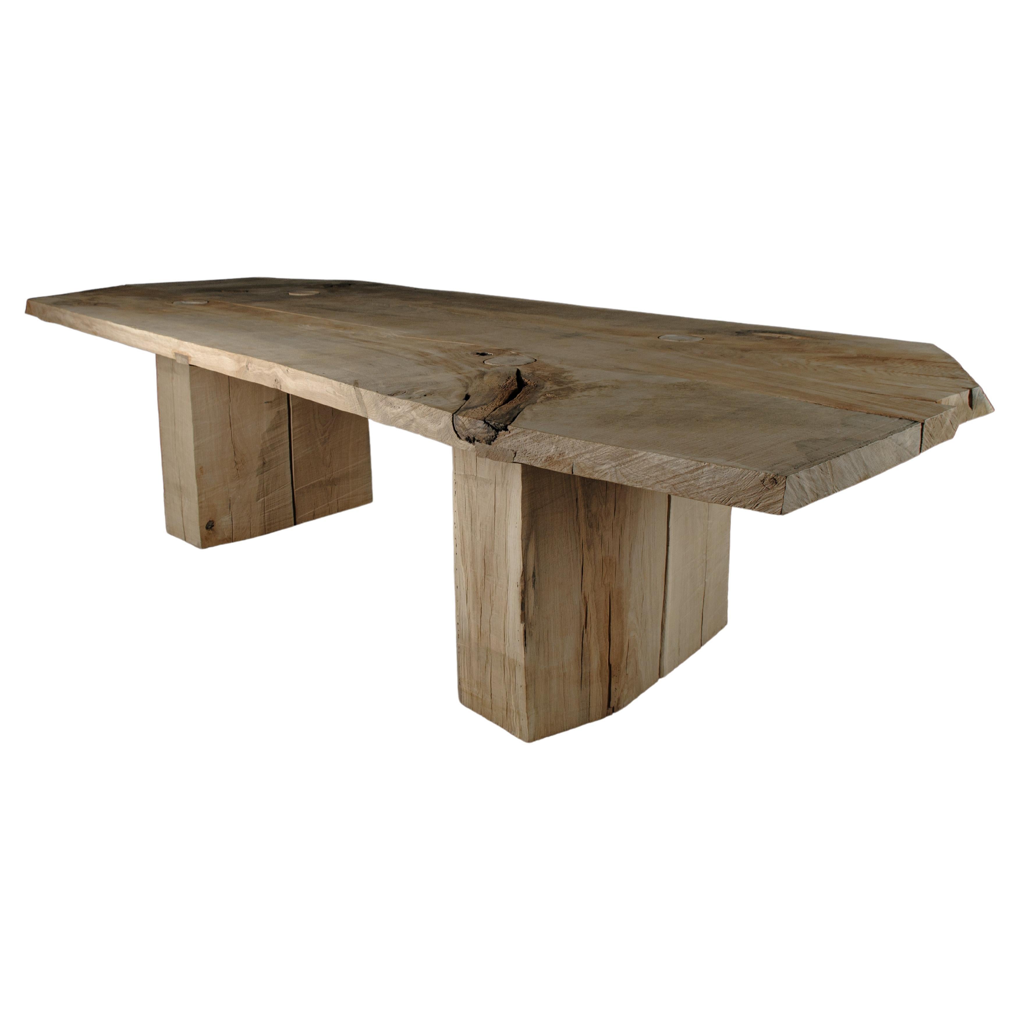 Table de salle à manger massive sculptée V10 en bois de chêne massif (en stock) en vente